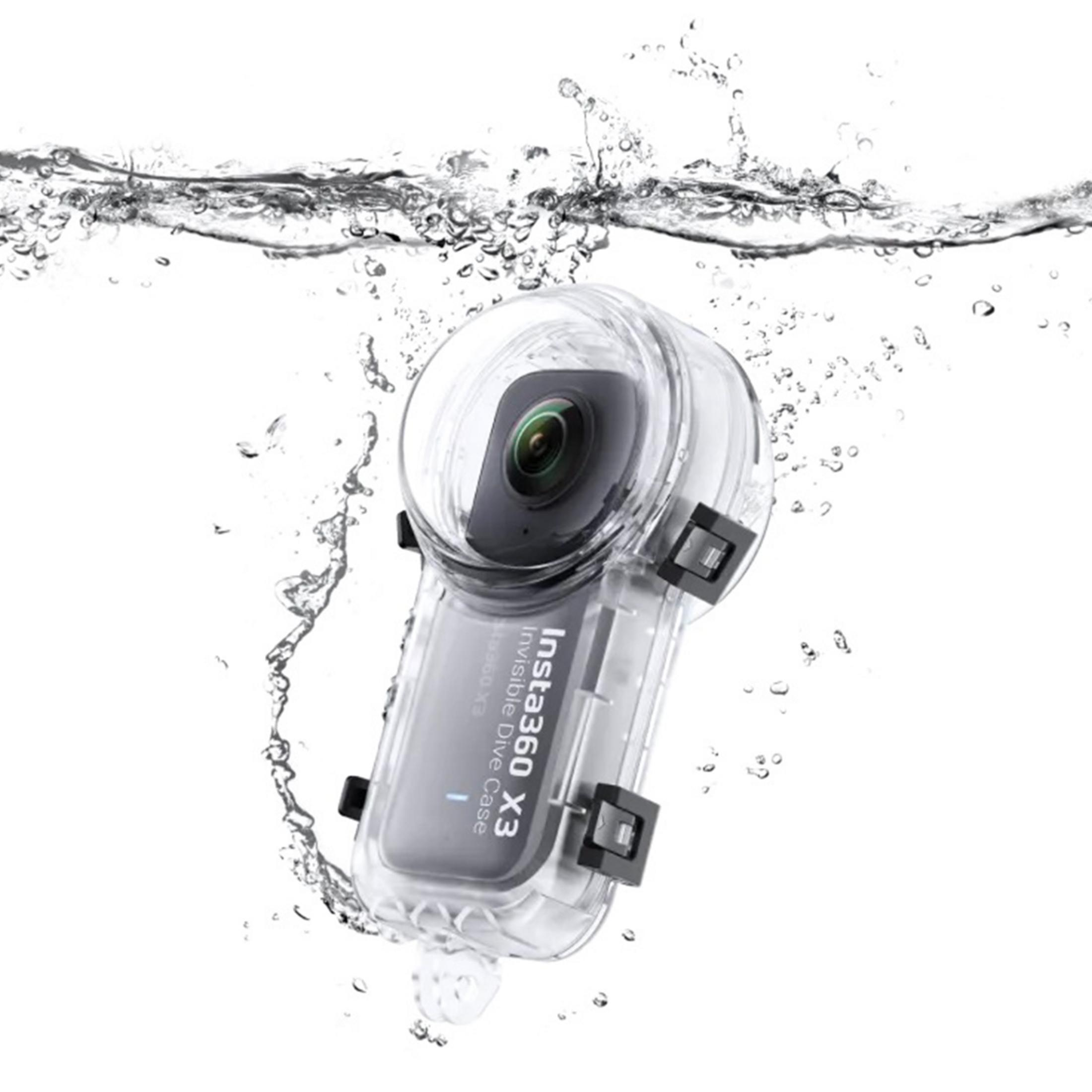 Obudowa do nurkowania Insta360 X3 zanurzona w wodzie z bąbelkami.