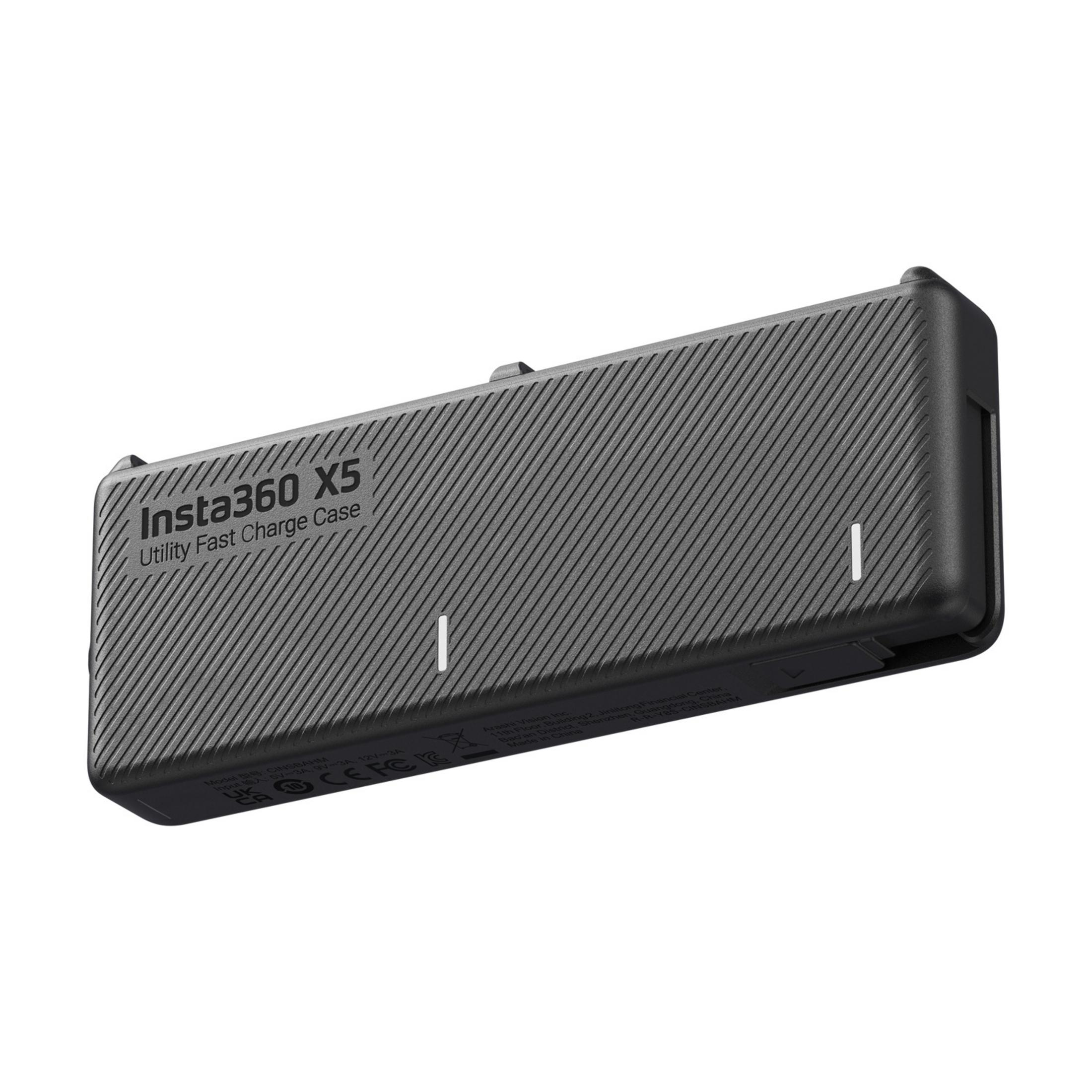 Grauer Insta360 X5 Ladecase mit Rillenmuster und Textaufdruck.