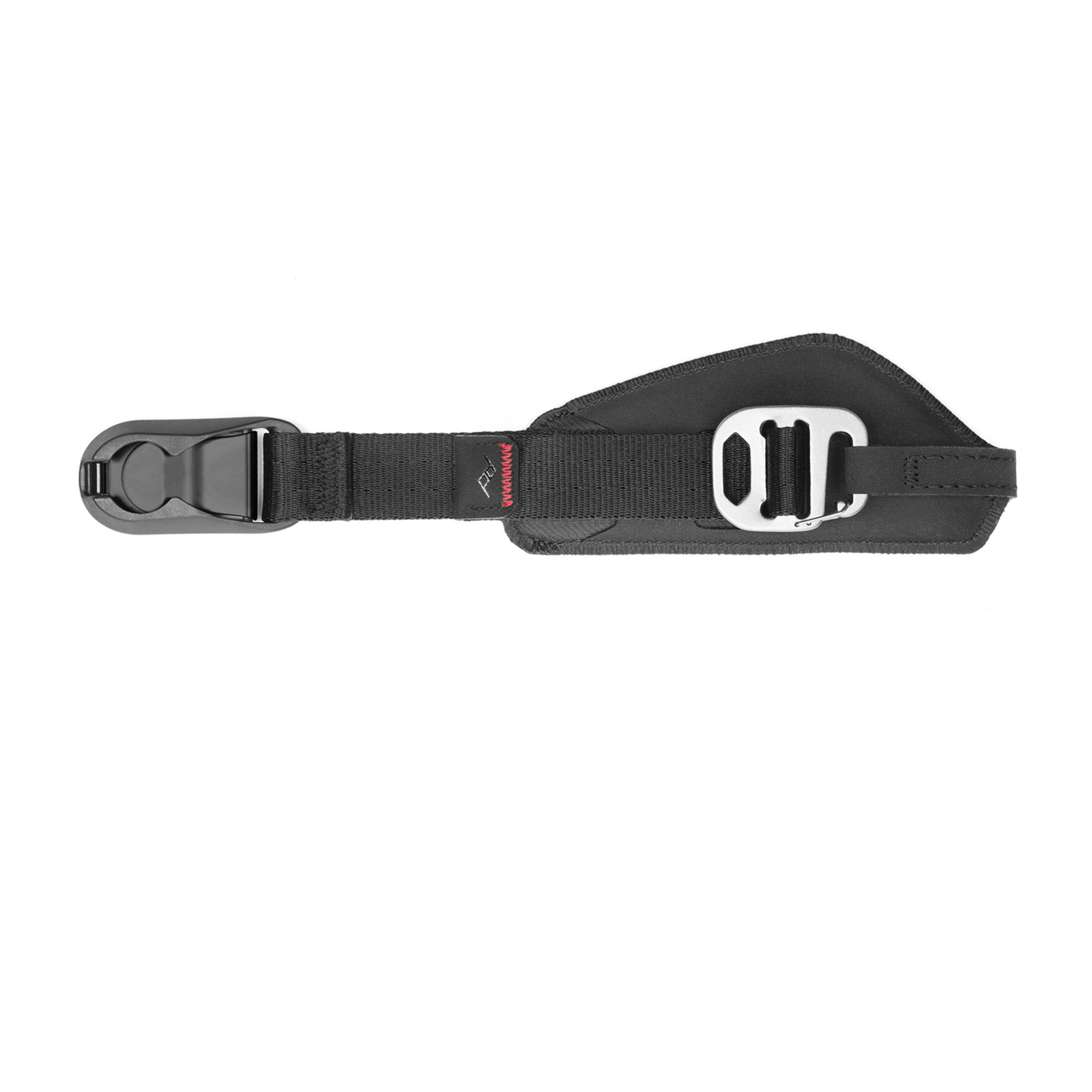Czarny pasek na nadgarstek do aparatu z srebrną klamrą szybkozamykającą.