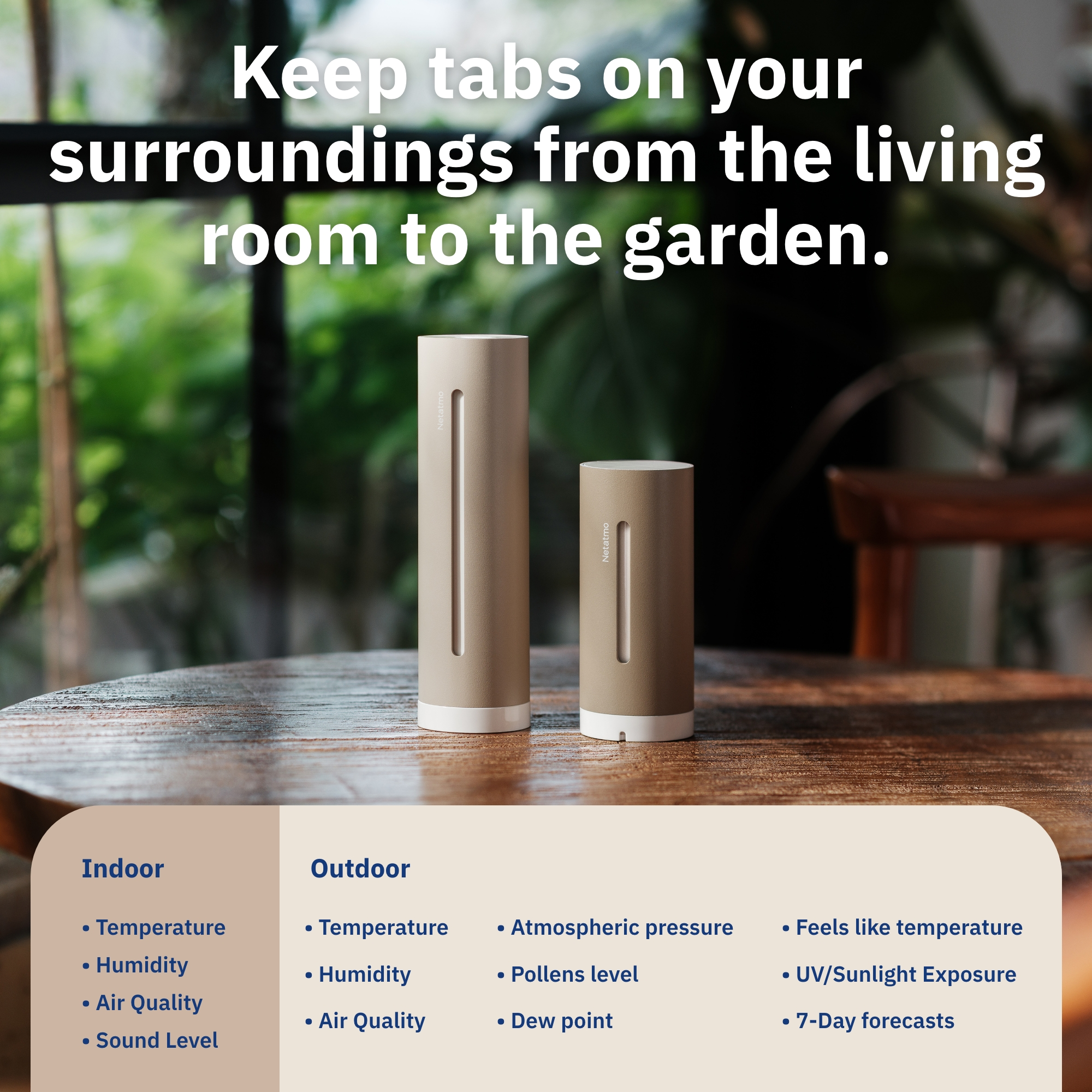 Zwei Netatmo-Geräte auf einem Holztisch, die Innen- und Außenbedingungen messen.