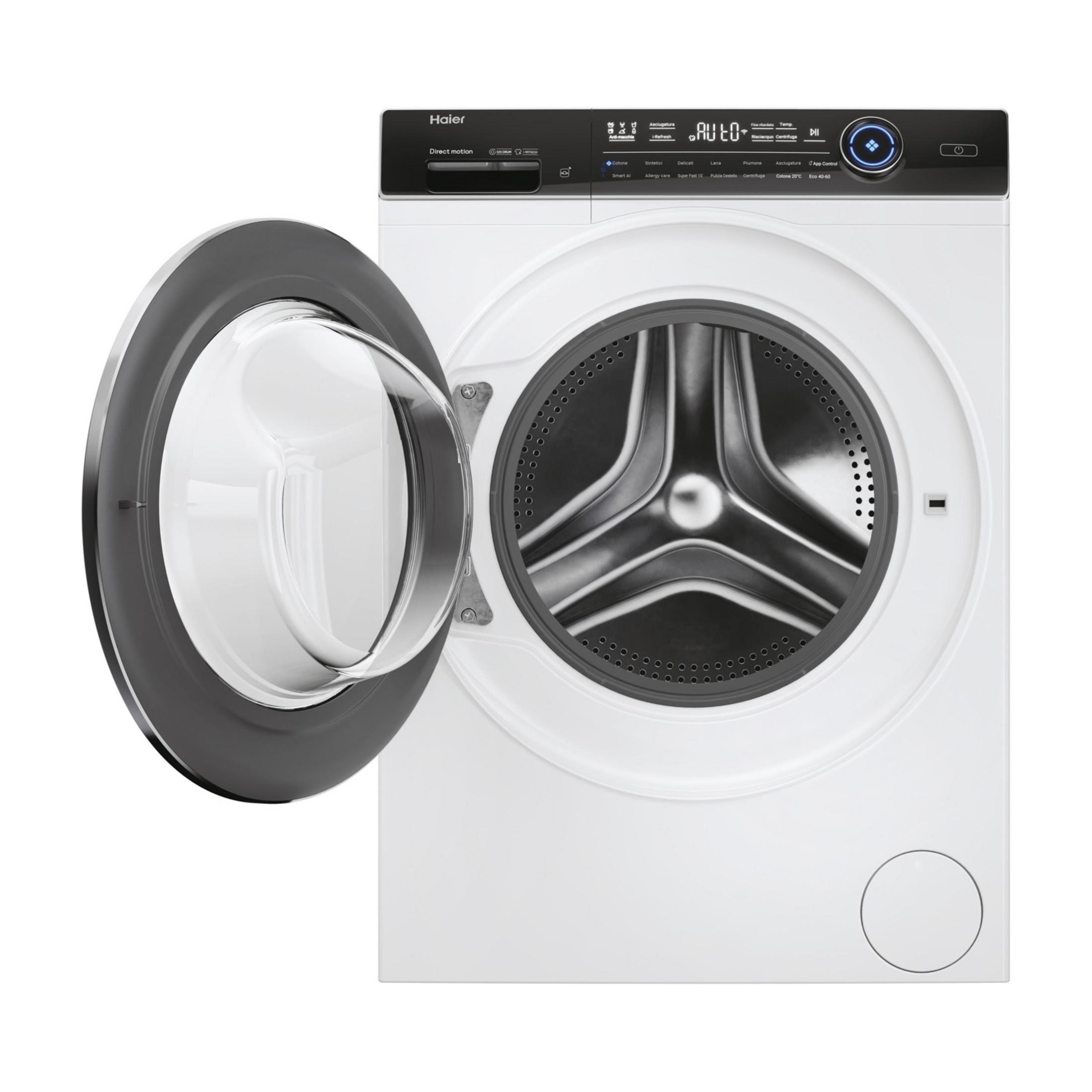 Une machine à laver blanche avec la porte ouverte, révélant le tambour. Un panneau de commande numérique est visible.
