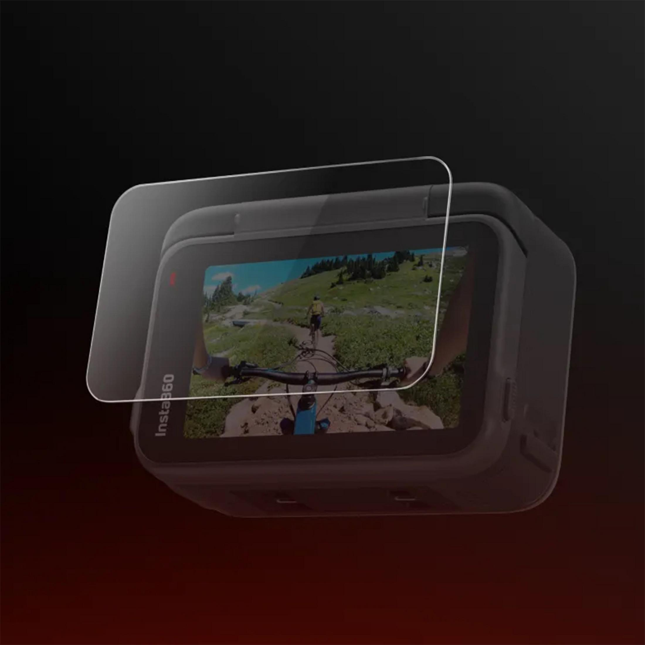 Kamera sportowa z osłoną ekranu pokazuje kolarza górskiego na szlaku.