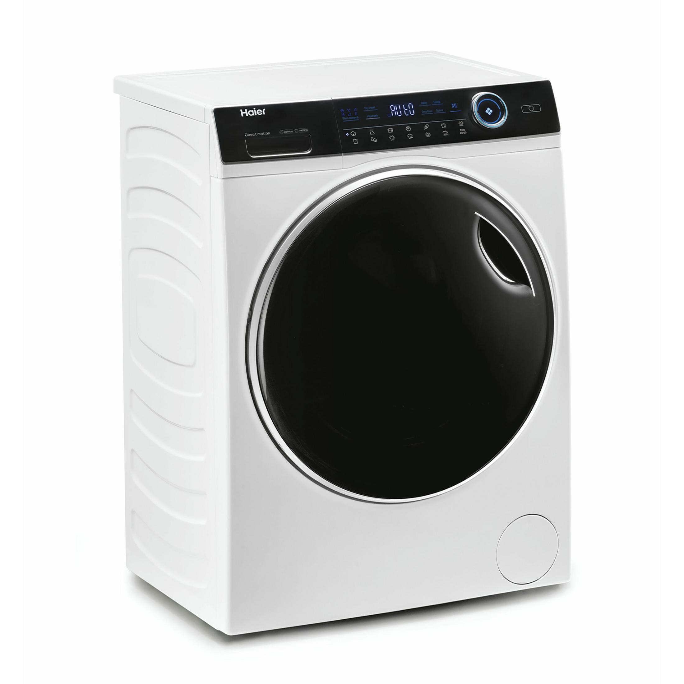 Una lavatrice Haier bianca con oblò nero e display digitale.