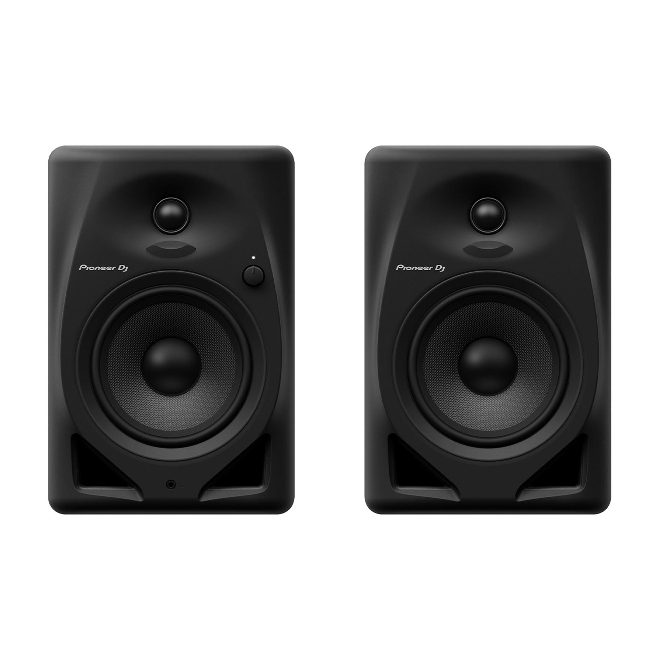 Twee zwarte Pioneer DJ luidsprekers naast elkaar op witte achtergrond.