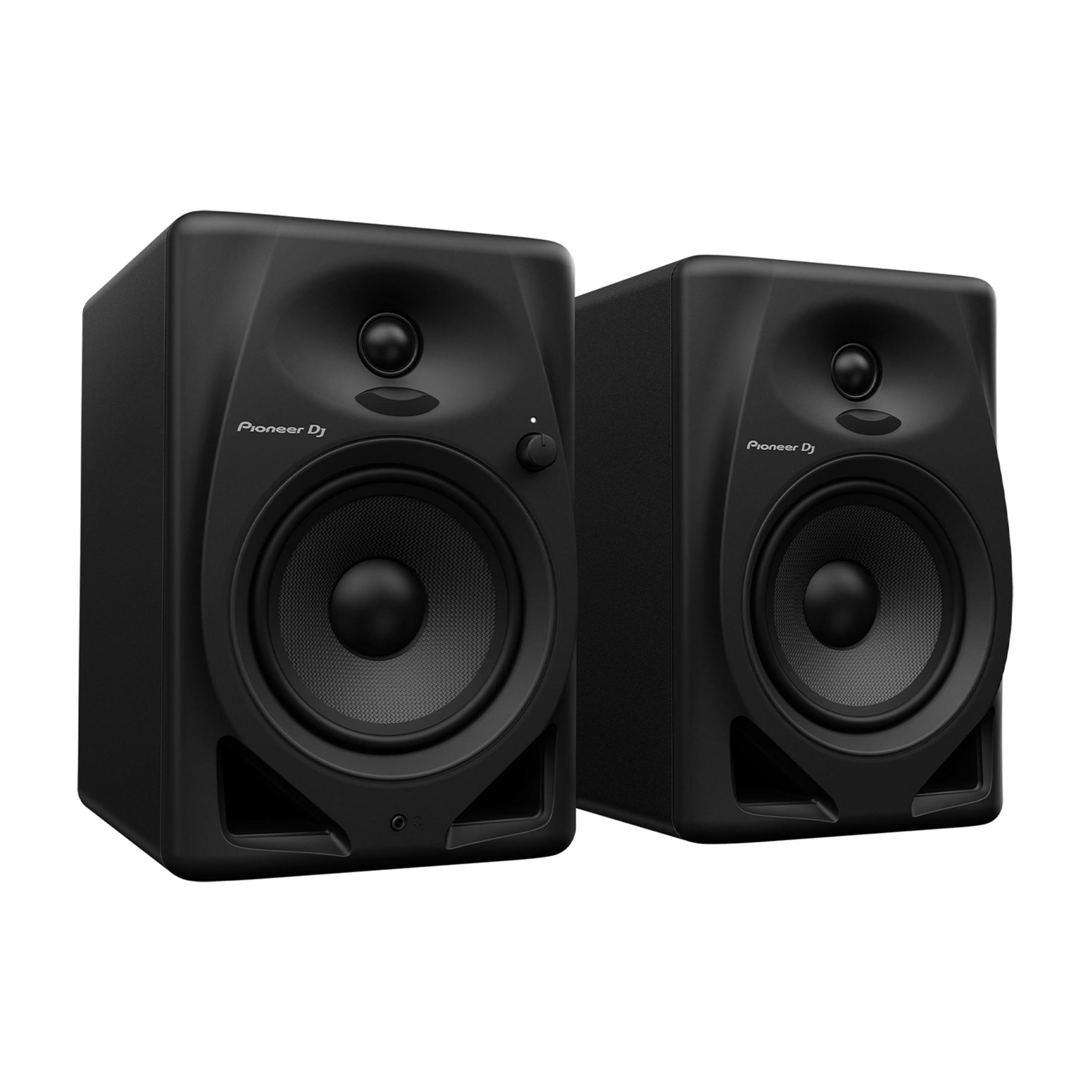 Twee zwarte Pioneer DJ luidsprekers staan naast elkaar op een witte achtergrond.