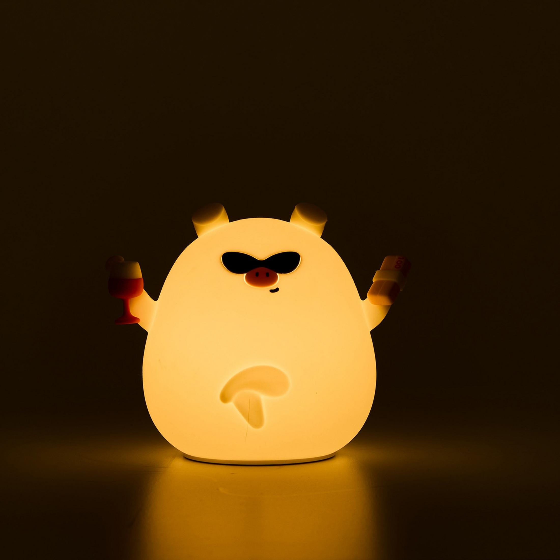 Una lampada maiale luminosa con occhiali da sole tiene un drink e un gelato.