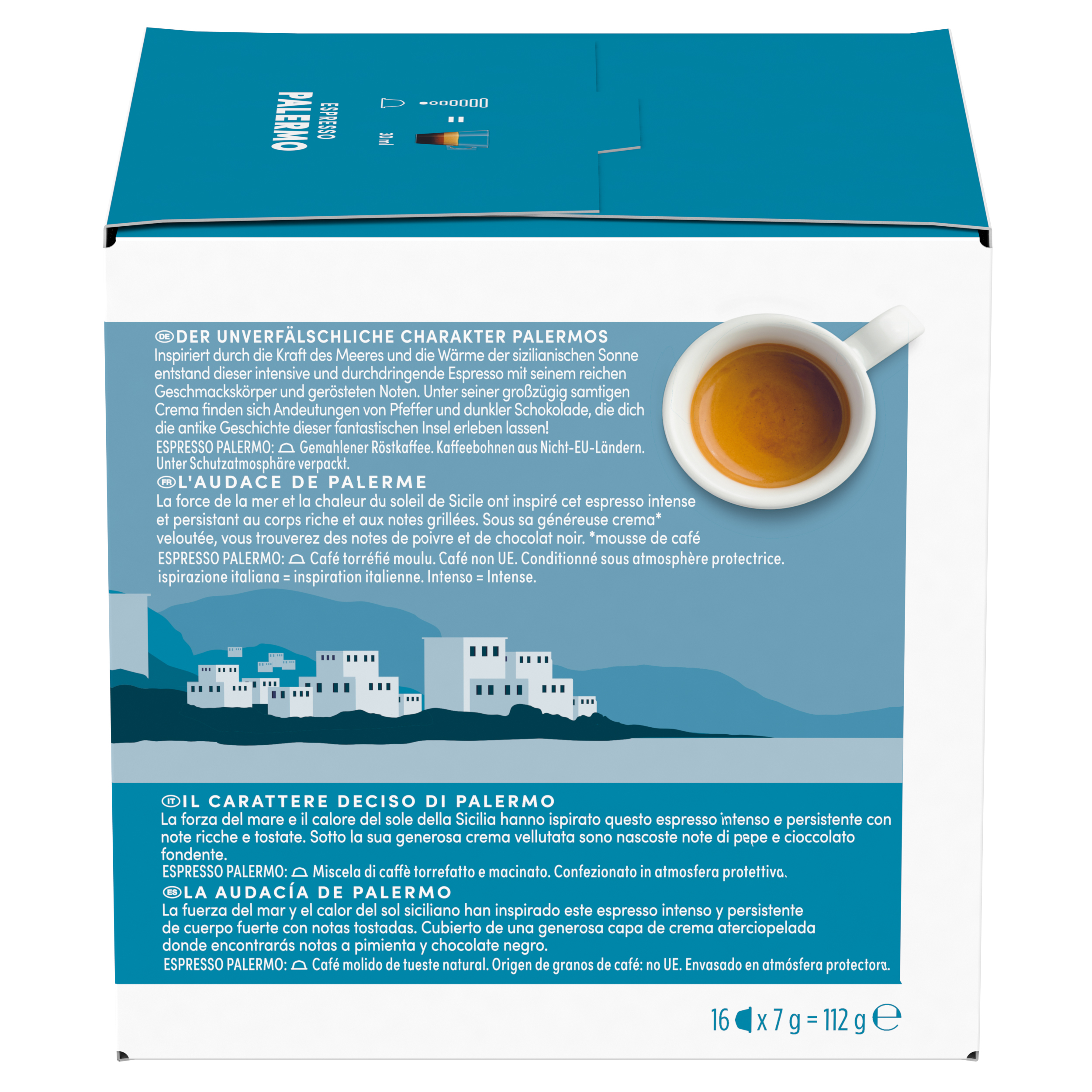 Una tazza di espresso con crema su sfondo blu con skyline cittadino.
