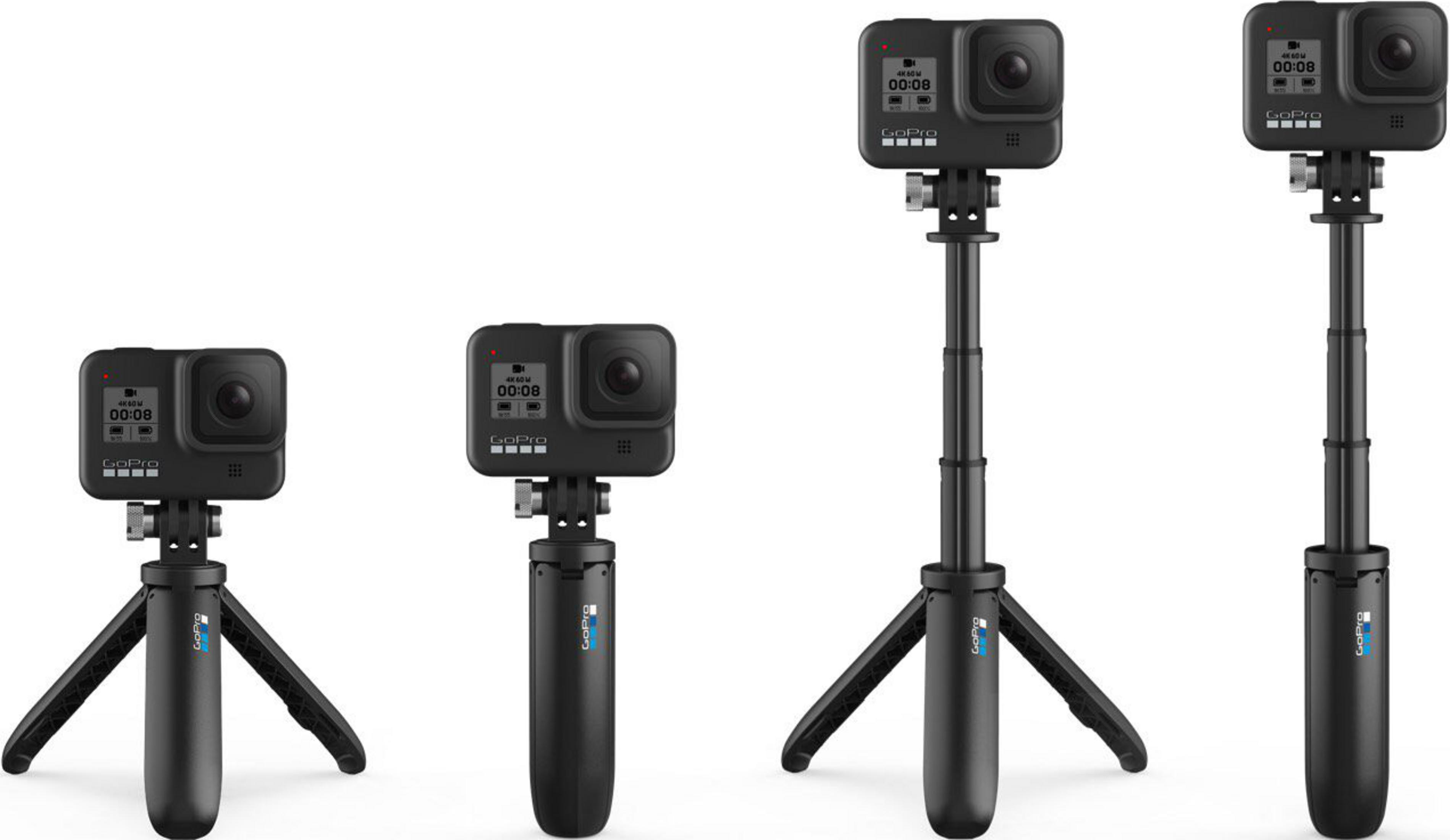 Quattro GoPro nere su impugnature a treppiede su sfondo bianco.