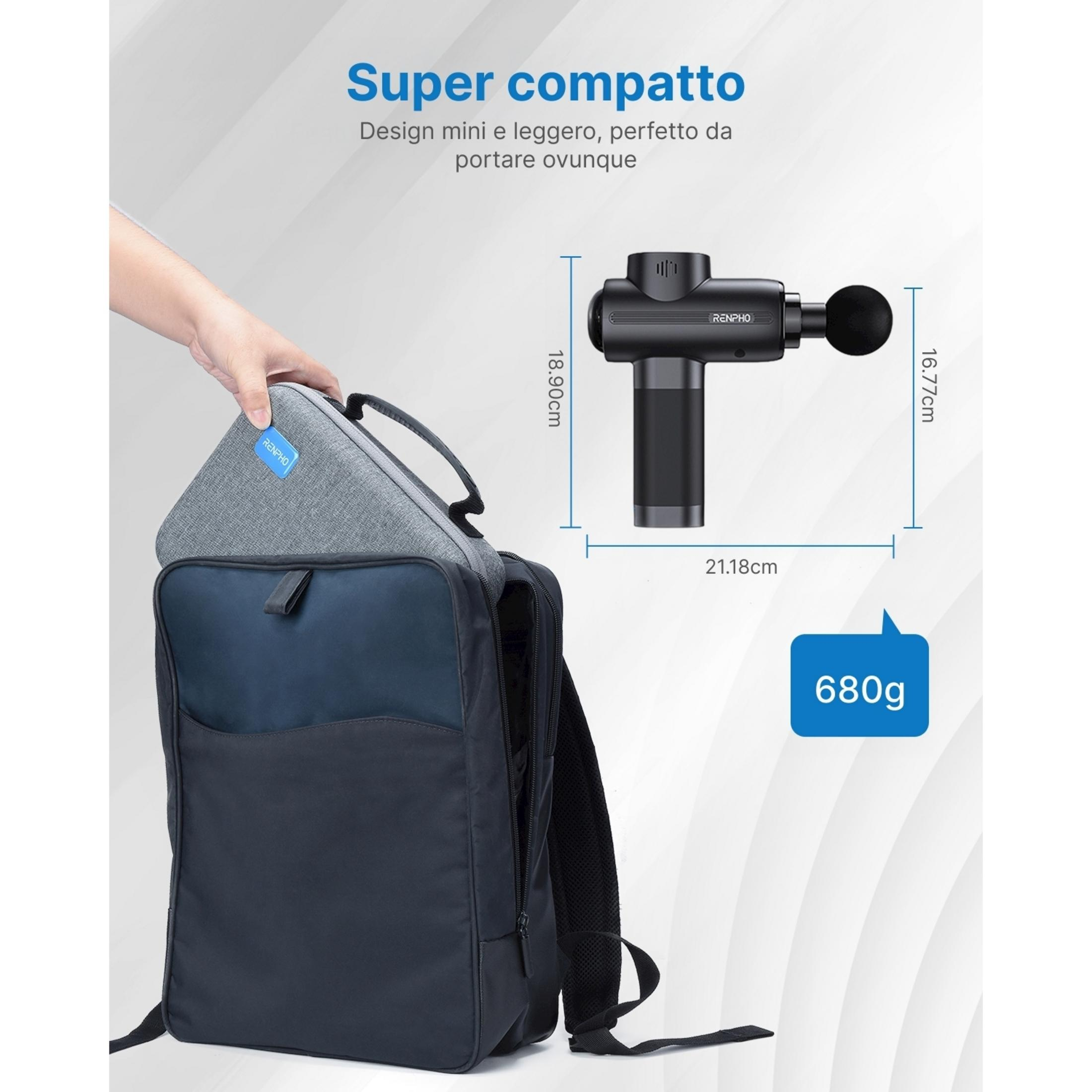 Una pistola massaggiante nera viene messa in una custodia grigia e uno zaino blu.