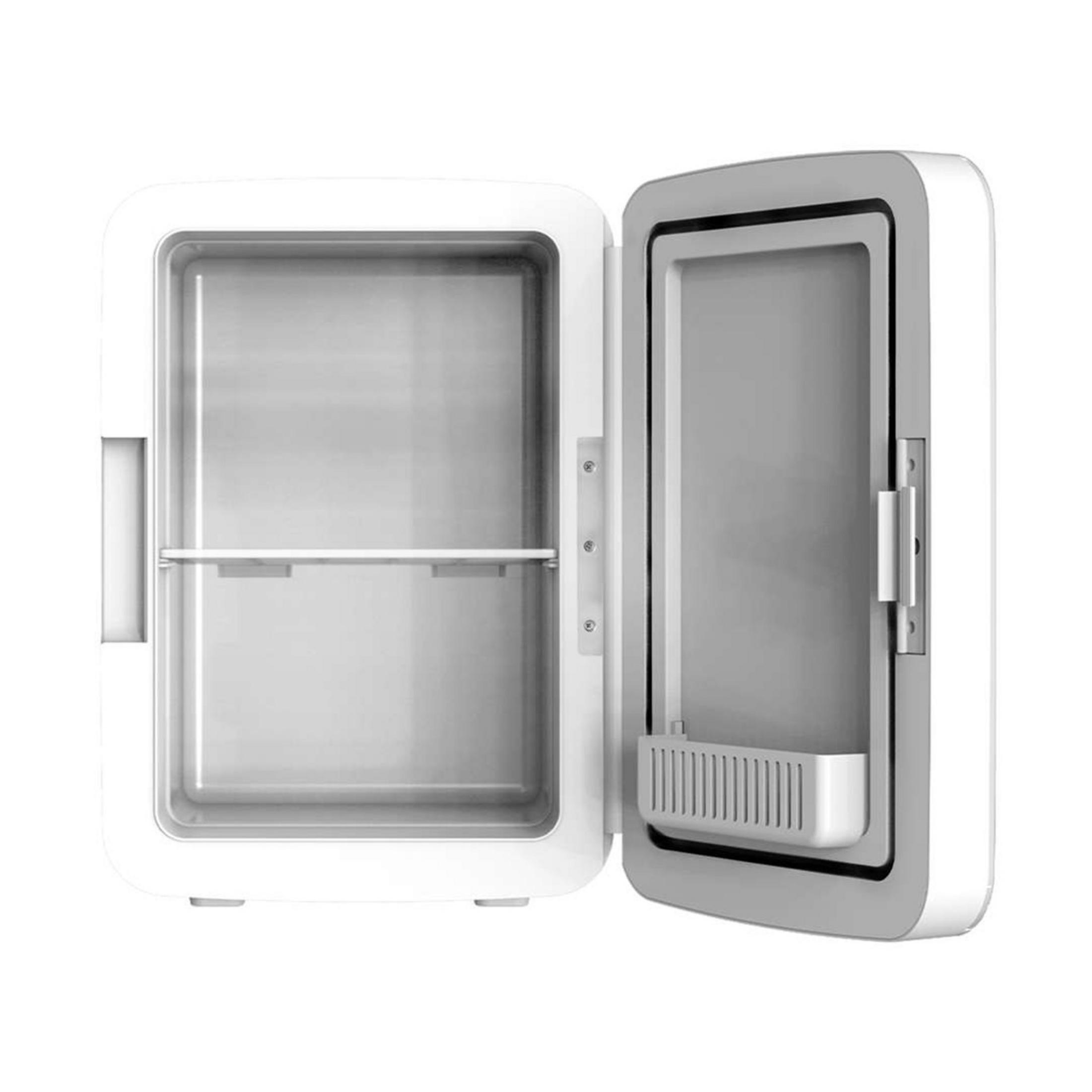 Un mini frigo bianco con la porta aperta. Ha una mensola interna.