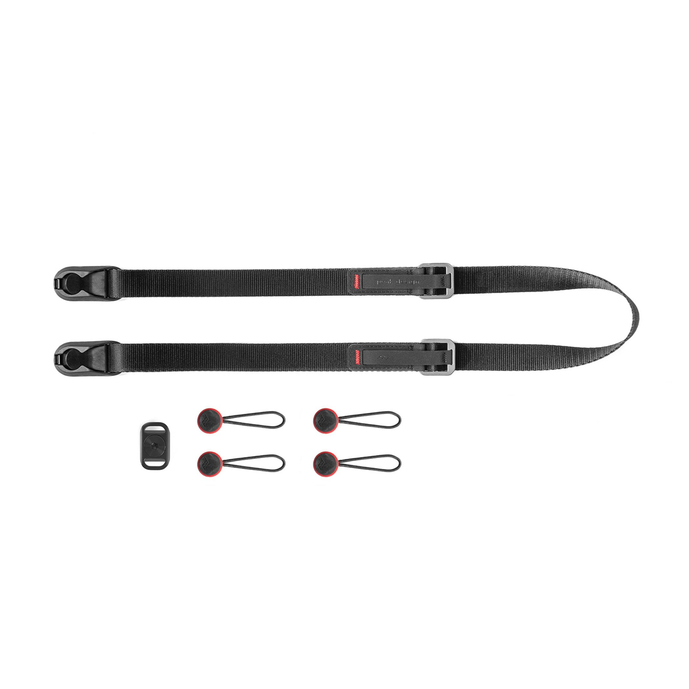 Deux lanières de caméra noires et quatre petites attaches rouges.