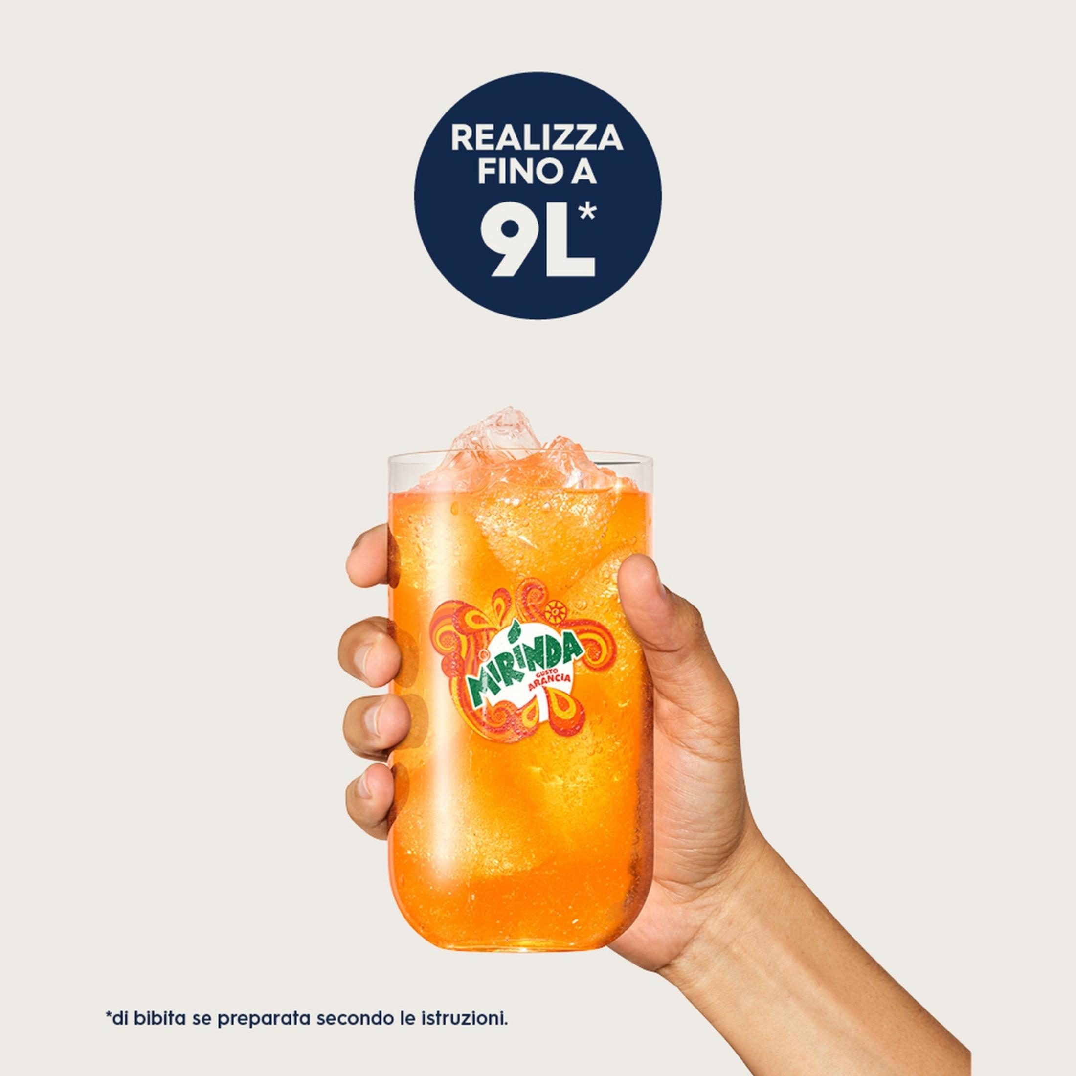 Eine Hand hält ein Glas Mirinda mit Eis und dem Logo.