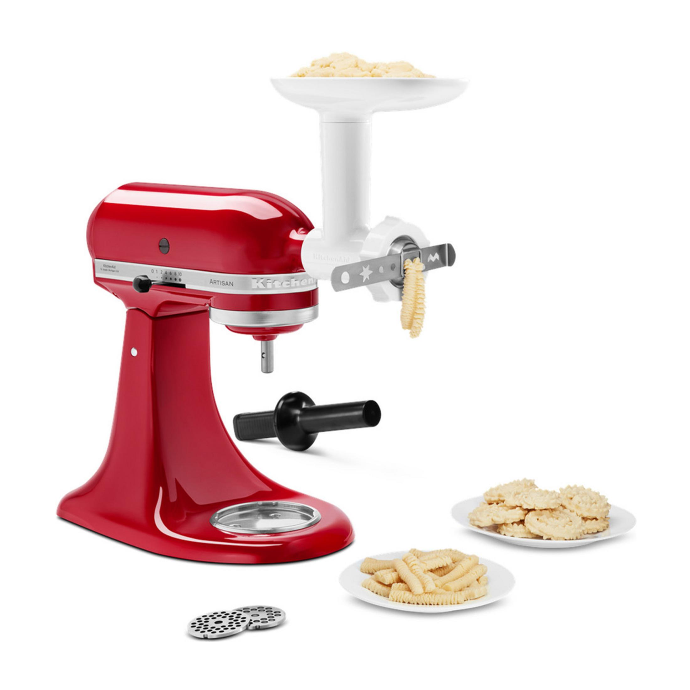 Ein roter KitchenAid-Standmixer mit Nudelaufsatz und frischen Nudeln.