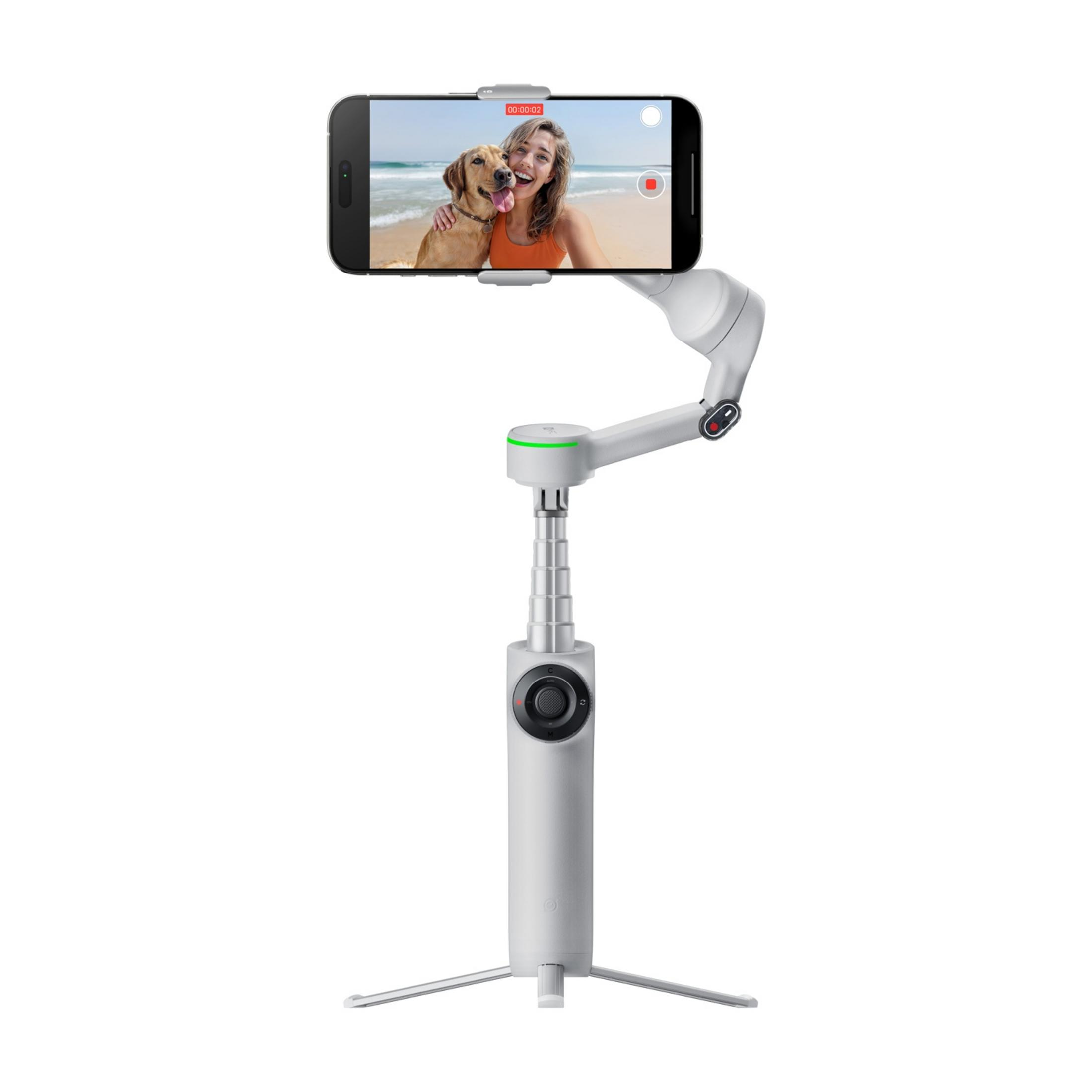 Ein Gimbal mit einem Smartphone, das ein Mädchen und einen Hund am Strand zeigt.