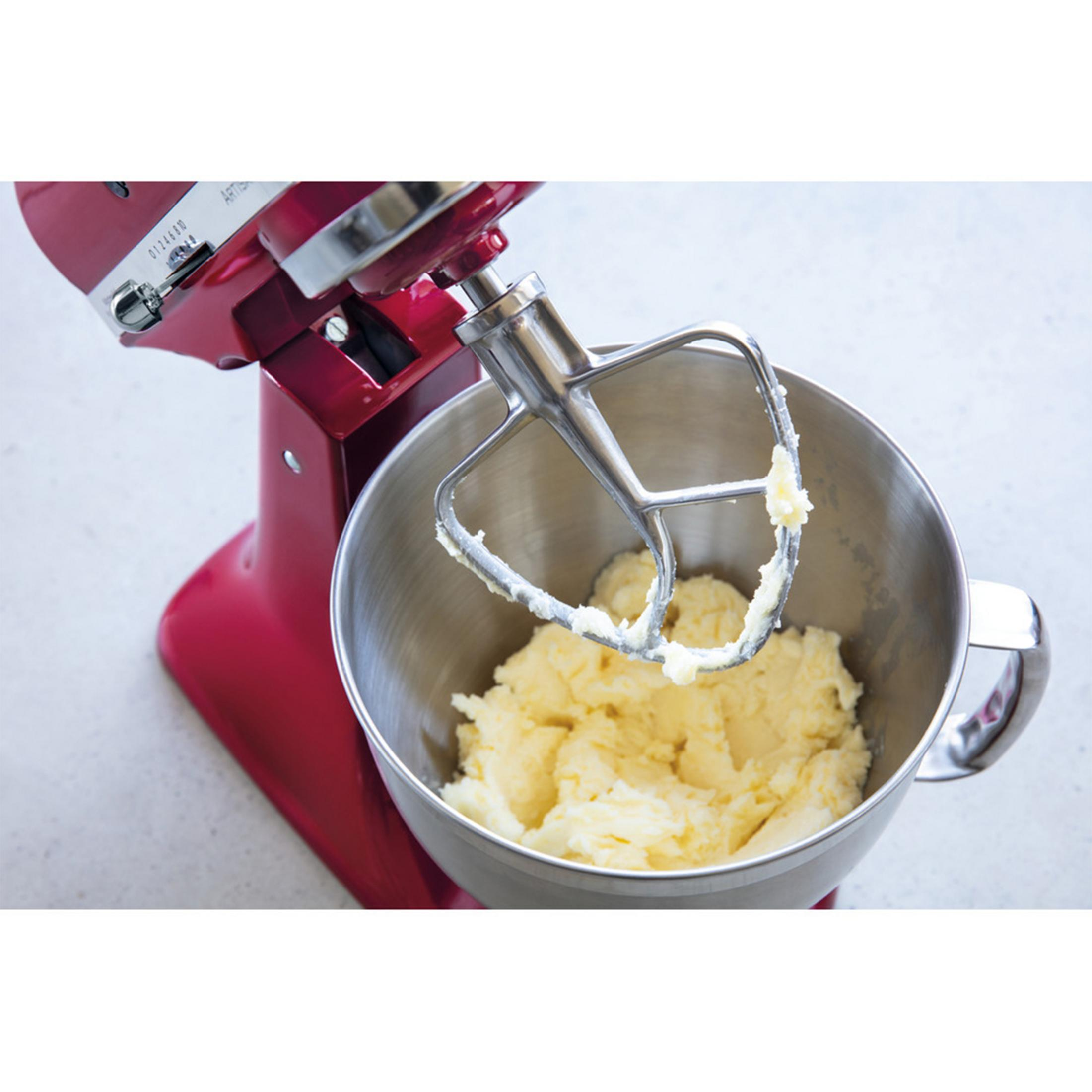 Ein roter Standmixer mit Rührschüssel und gelblicher Masse.