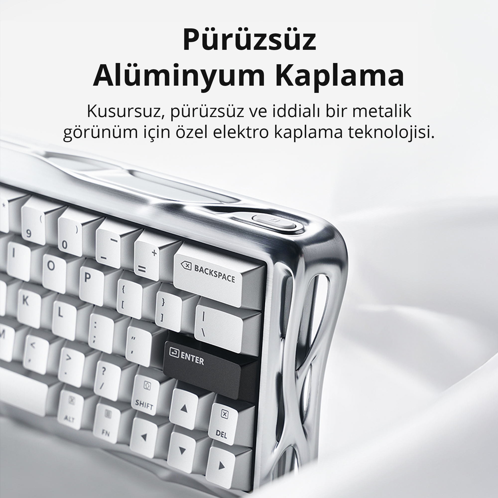 Metal çerçeveli gümüş bir klavyenin yakın çekimi.