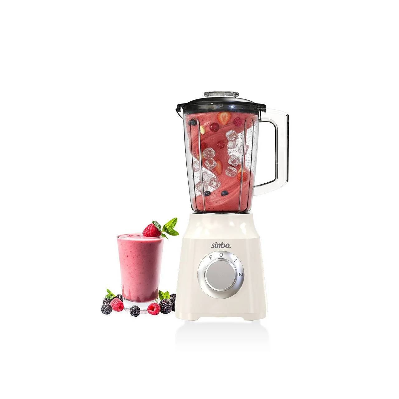 Buz ve meyve dolu bir mikserin yanında bardakta kremalı yaban mersini smoothie.