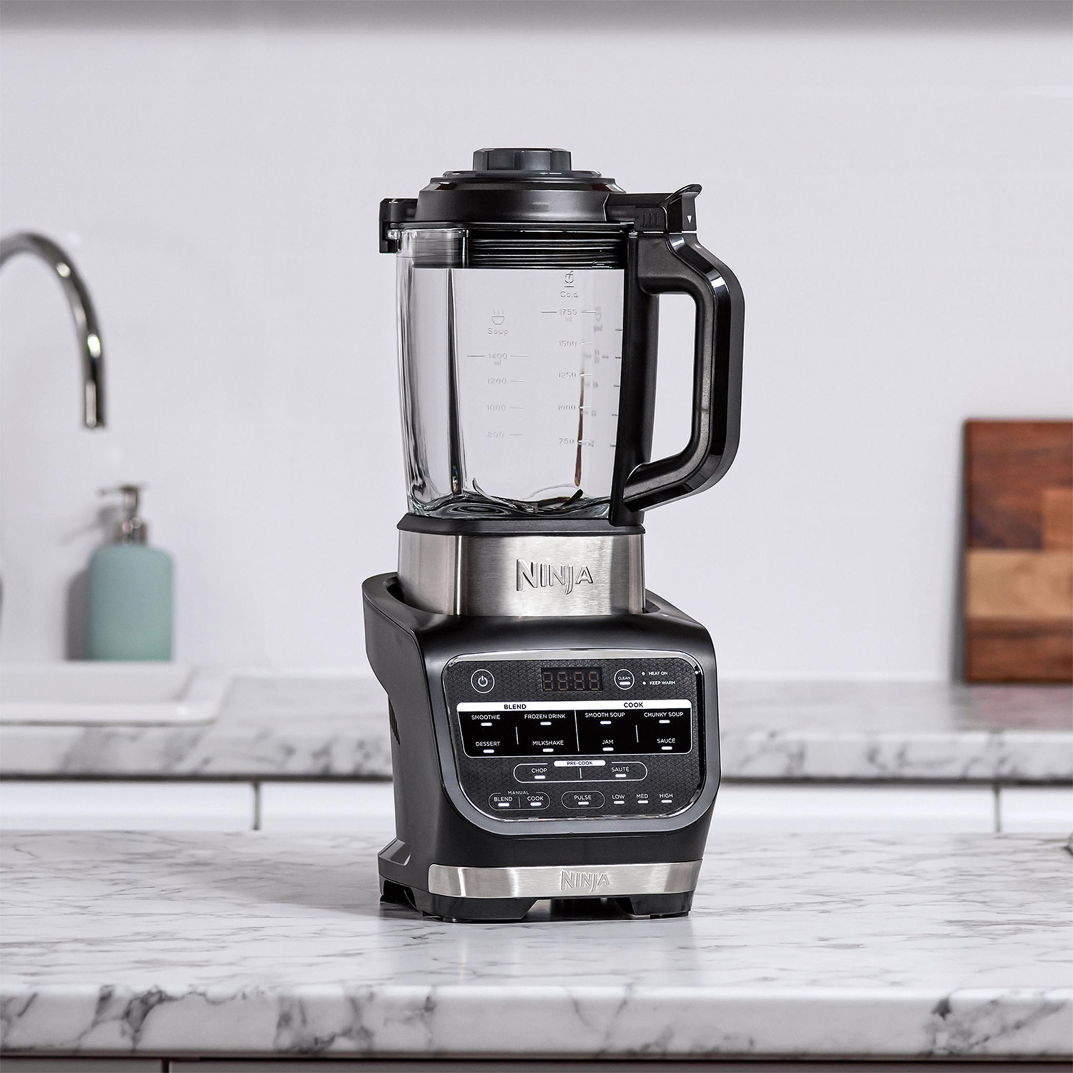 Blender Ninja ze szklanym dzbankiem stoi na marmurowym blacie.