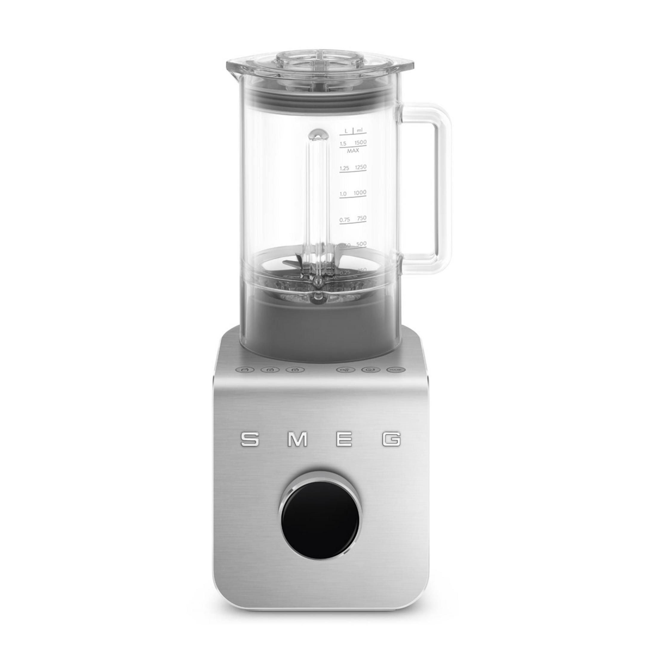 Un frullatore SMEG argento con caraffa trasparente e quadrante nero.
