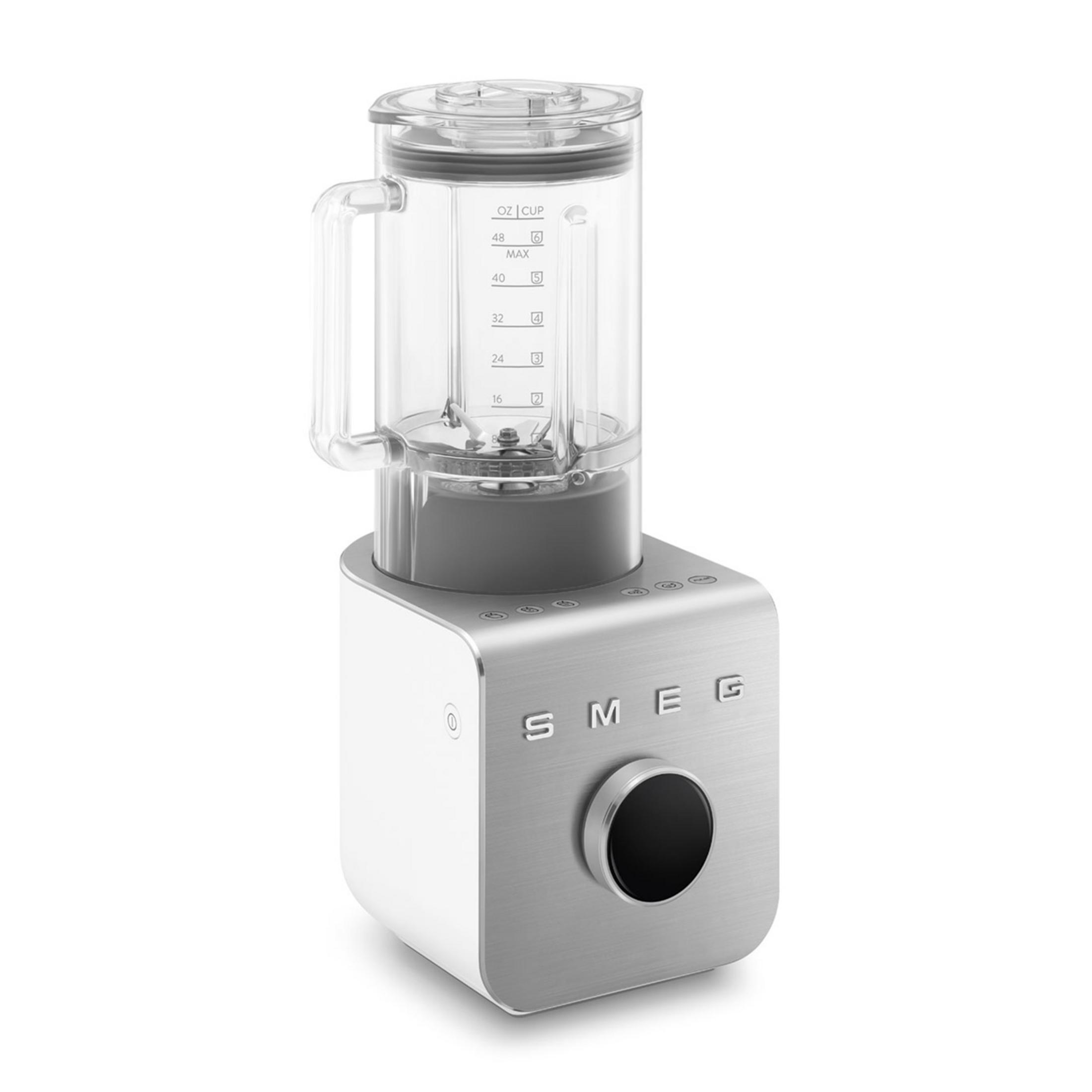 Un frullatore SMEG argento con brocca trasparente e pulsanti di controllo.