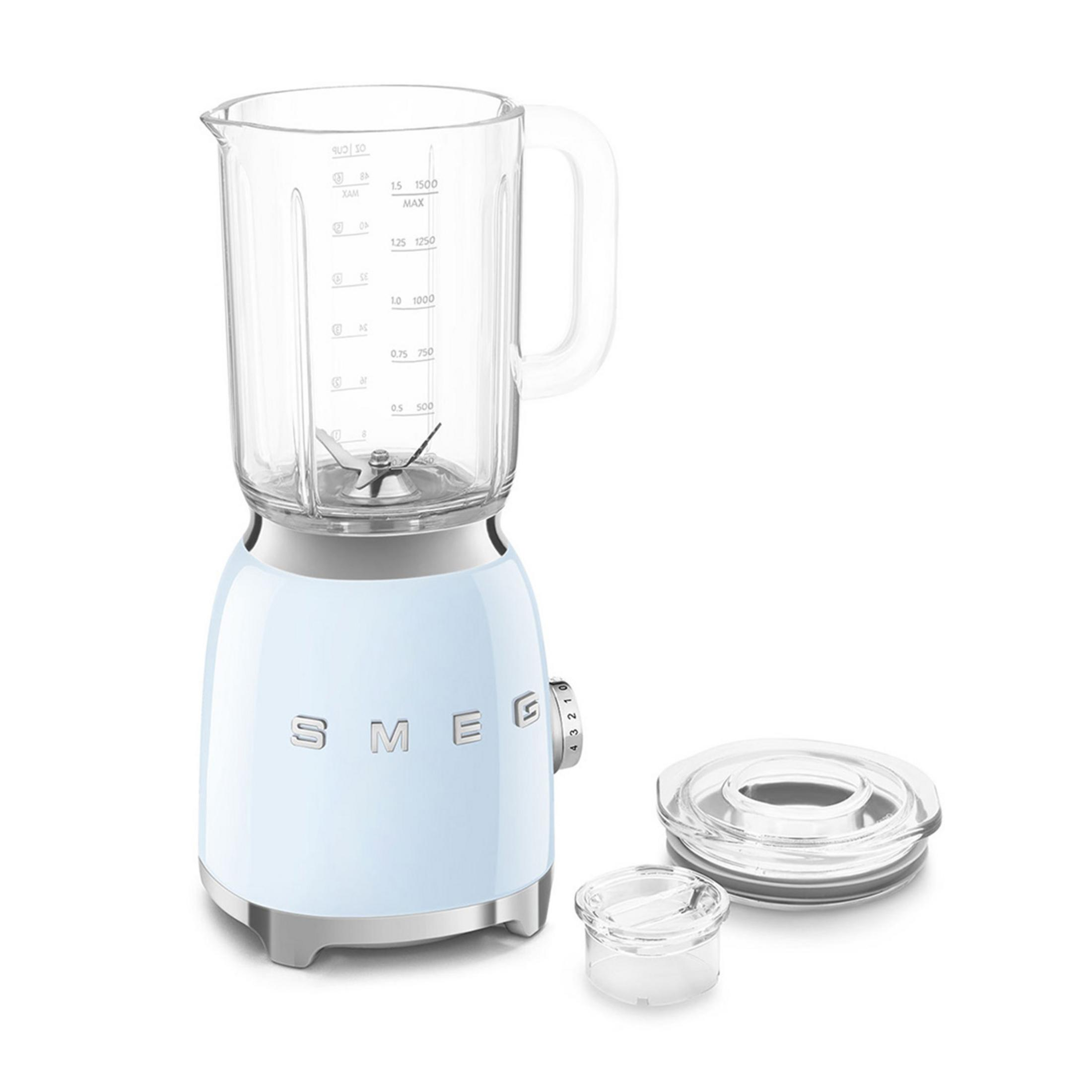 Jasnoniebieski blender SMEG ze szklanym dzbankiem, srebrnym wykończeniem i pokrętłem. Pokrywa i nakrętka miarki.