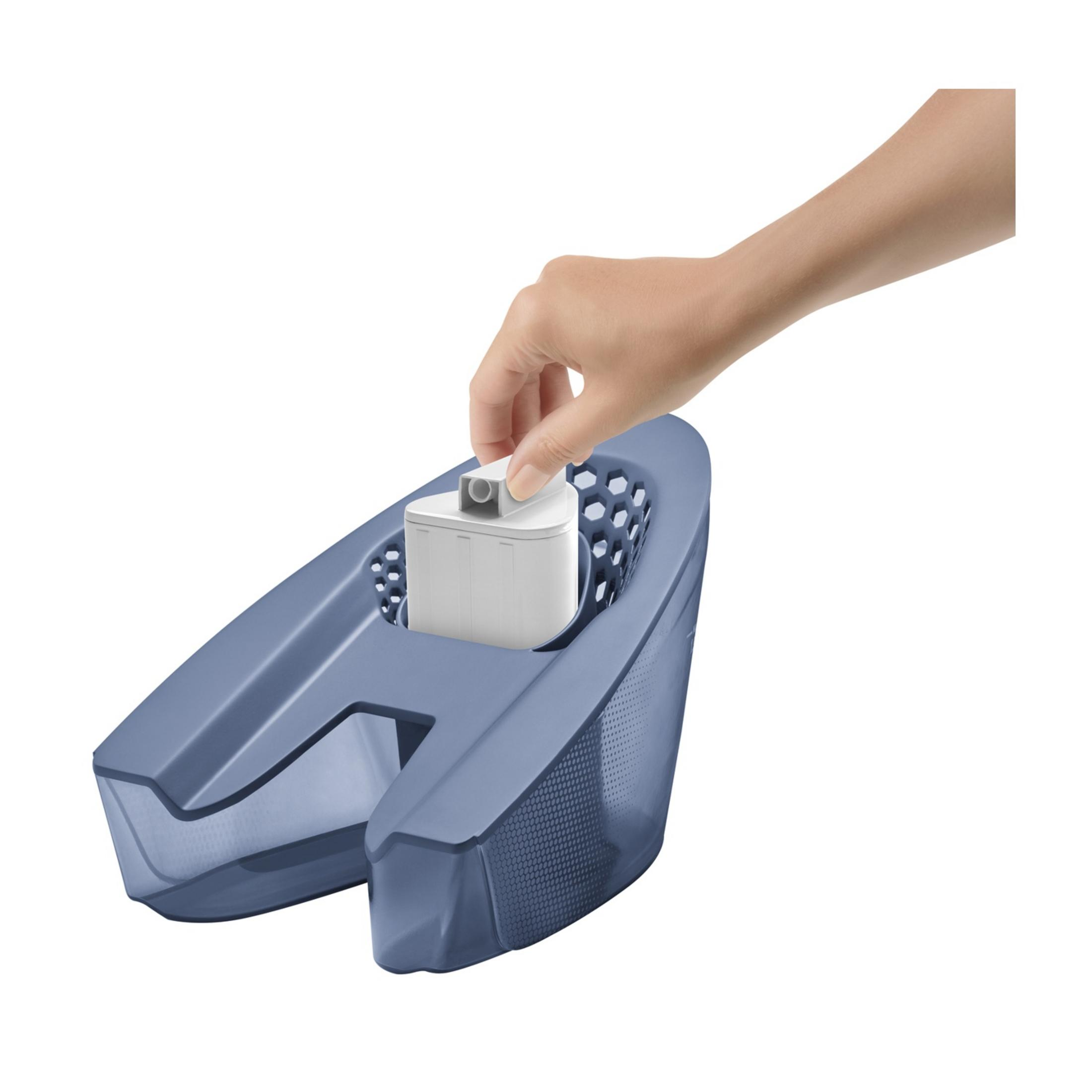Une main insère un filtre blanc dans un récipient bleu.