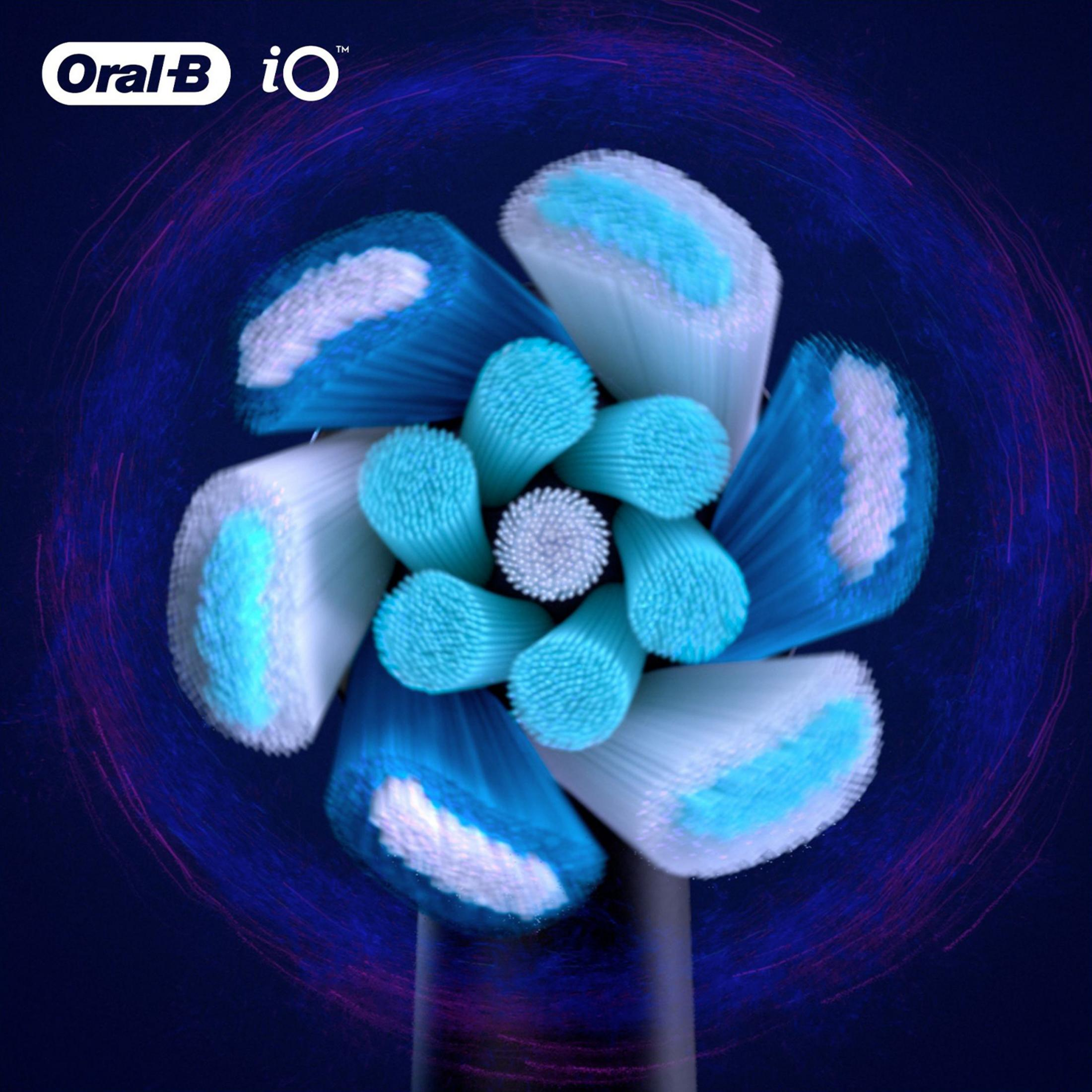 Oral-B iO Zahnbürstenkopf mit blauen und weißen Borsten, vor einem dunklen Hintergrund.