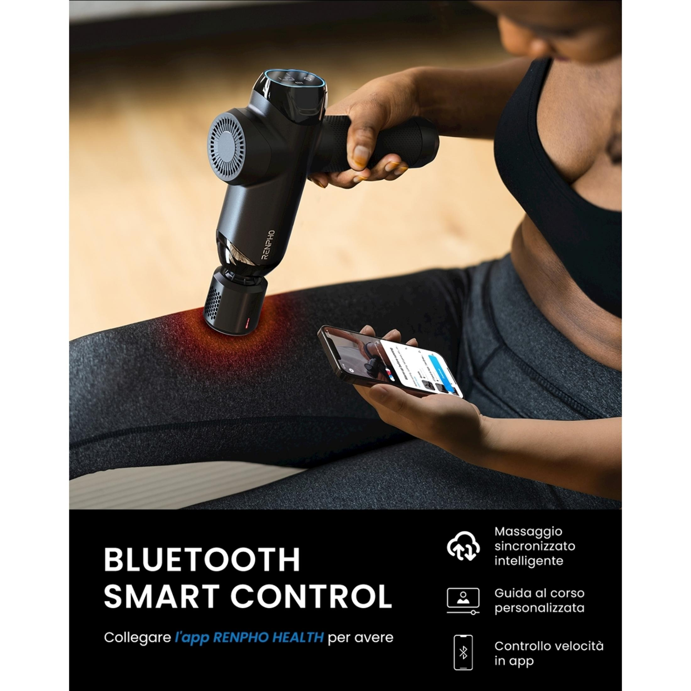 Una persona usa una pistola de masaje conectada a un smartphone para control inteligente.