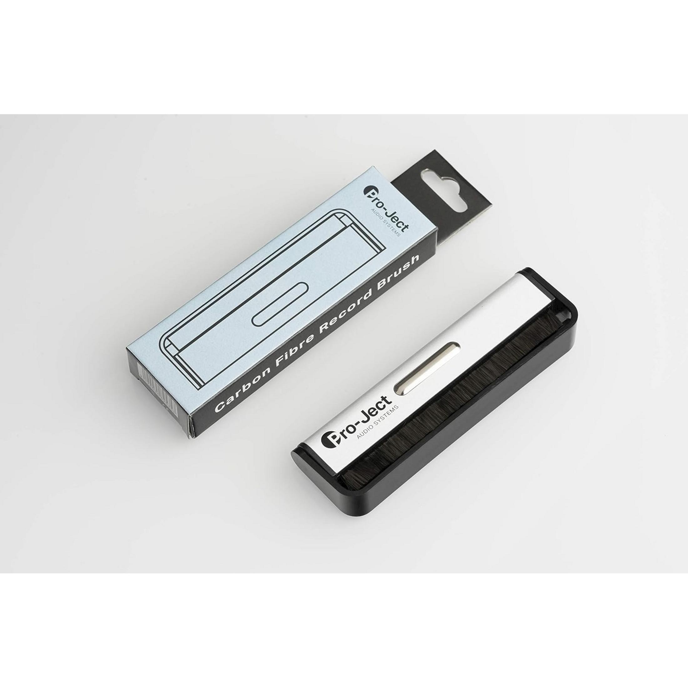 Szczoteczka Pro-Ject z włókna węglowego do płyt i opakowanie na białym tle.