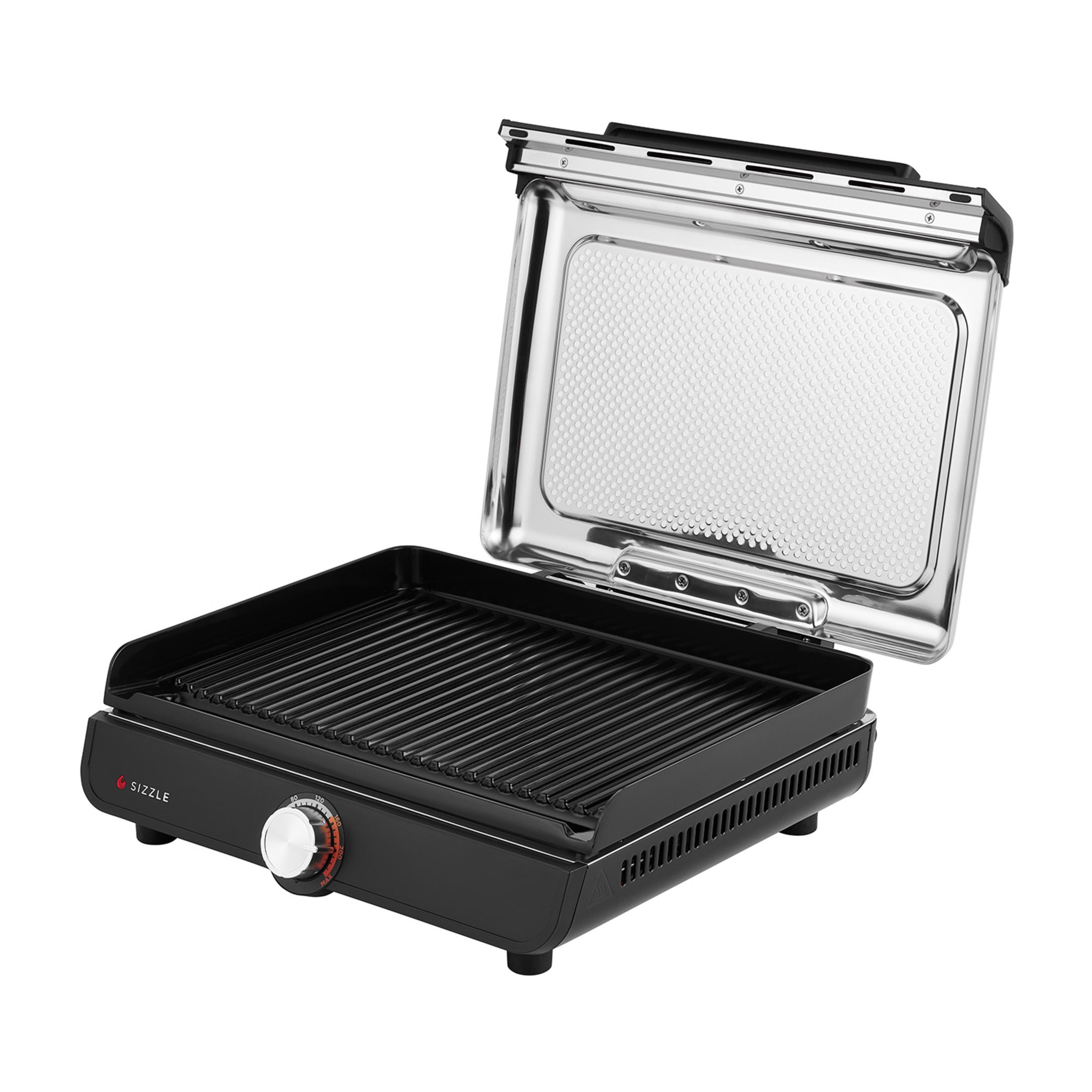 Czarny grill elektryczny z otwartą pokrywą na białym tle.