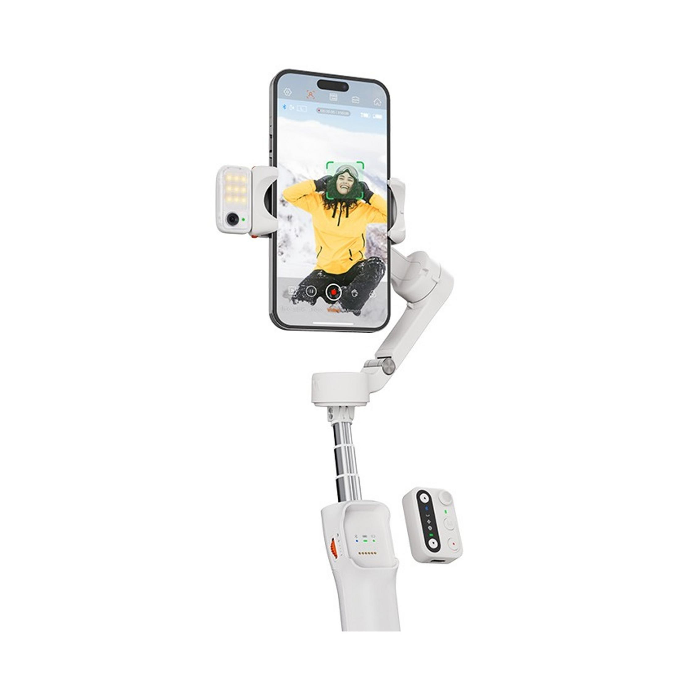 Ein weißer Gimbal filmt eine Frau in einer gelben Jacke und grünen Mütze.