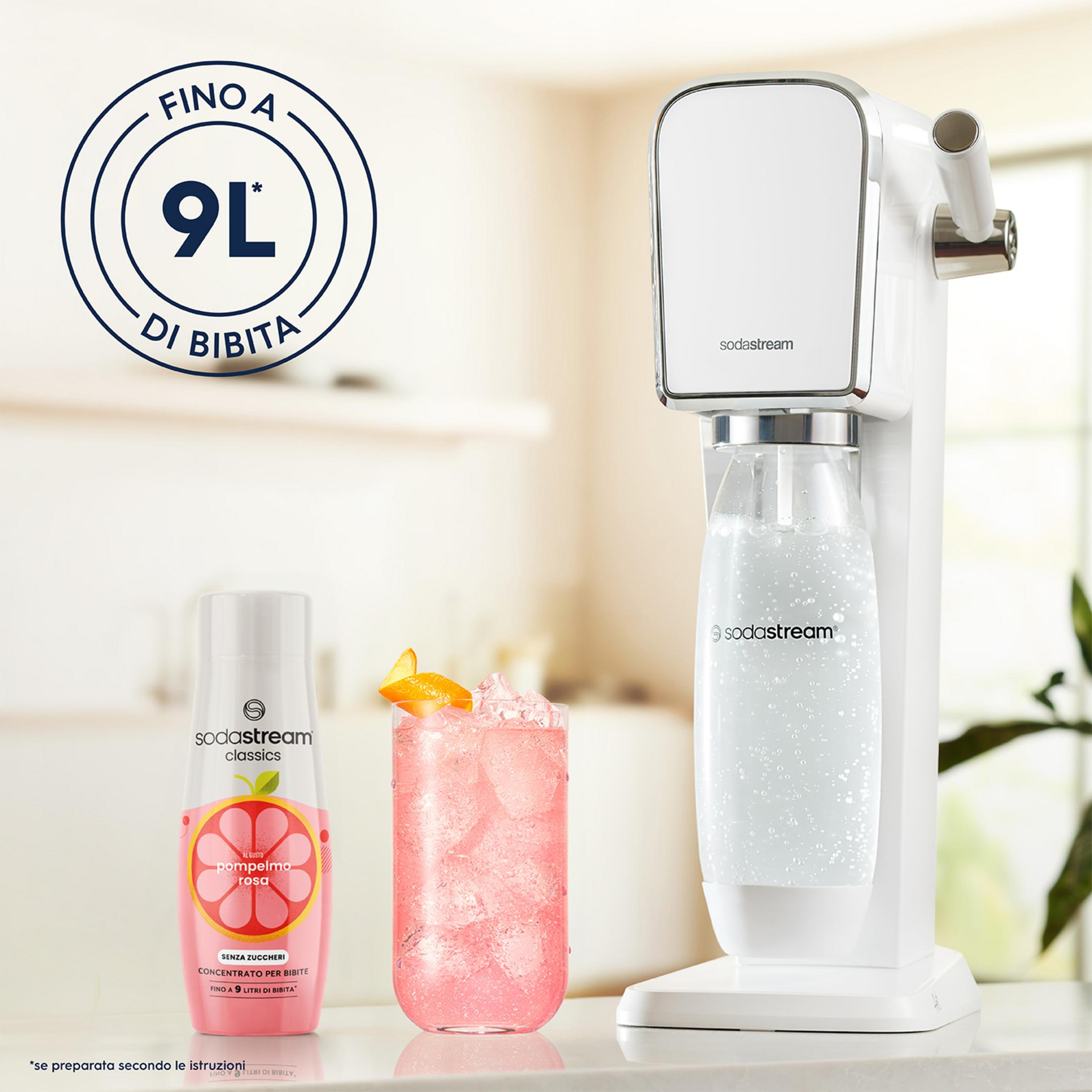 Un dispositivo Sodastream con un bicchiere di bevanda rosa e una bottiglia di sciroppo.