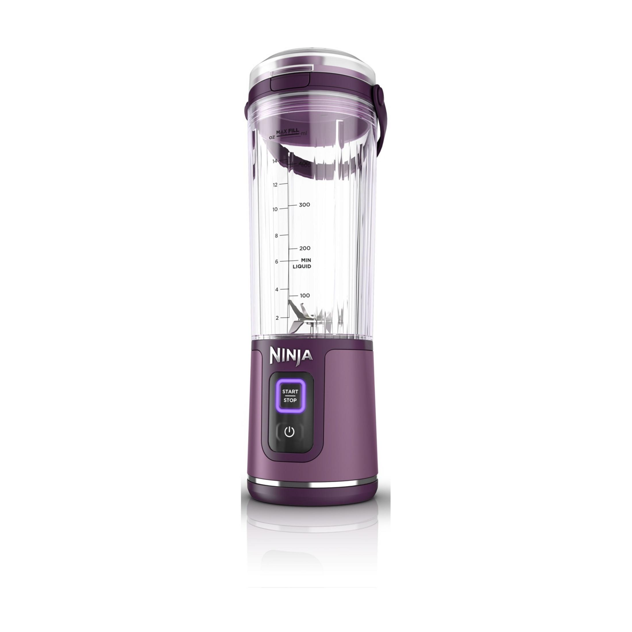 Fioletowy blender Ninja z oznaczeniami miar i przyciskiem start/stop.