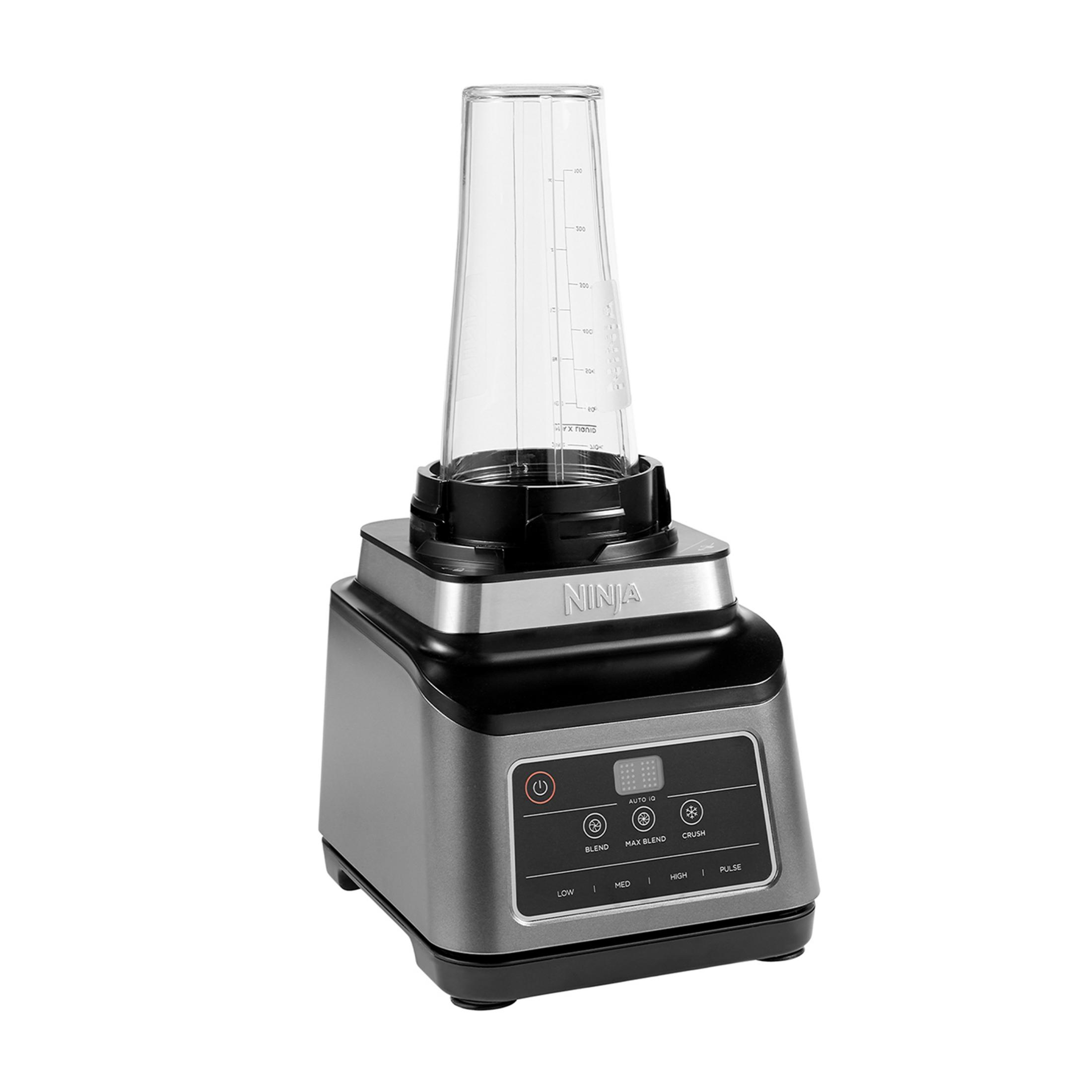 Szary blender Ninja z przezroczystym pojemnikiem i panelem sterowania.