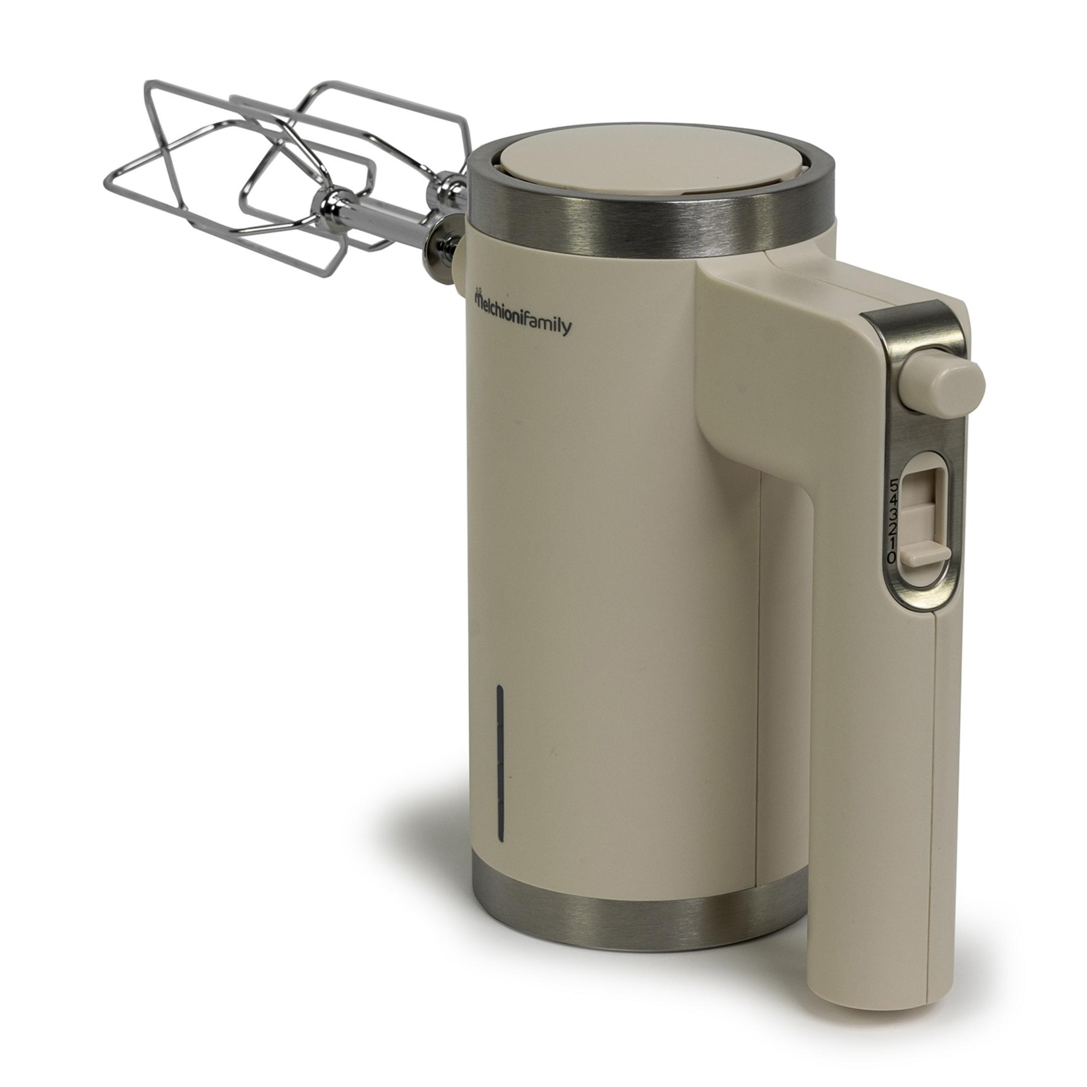 Ein beigefarbener Handmixer mit Metallaufsätzen und Geschwindigkeitsregler.