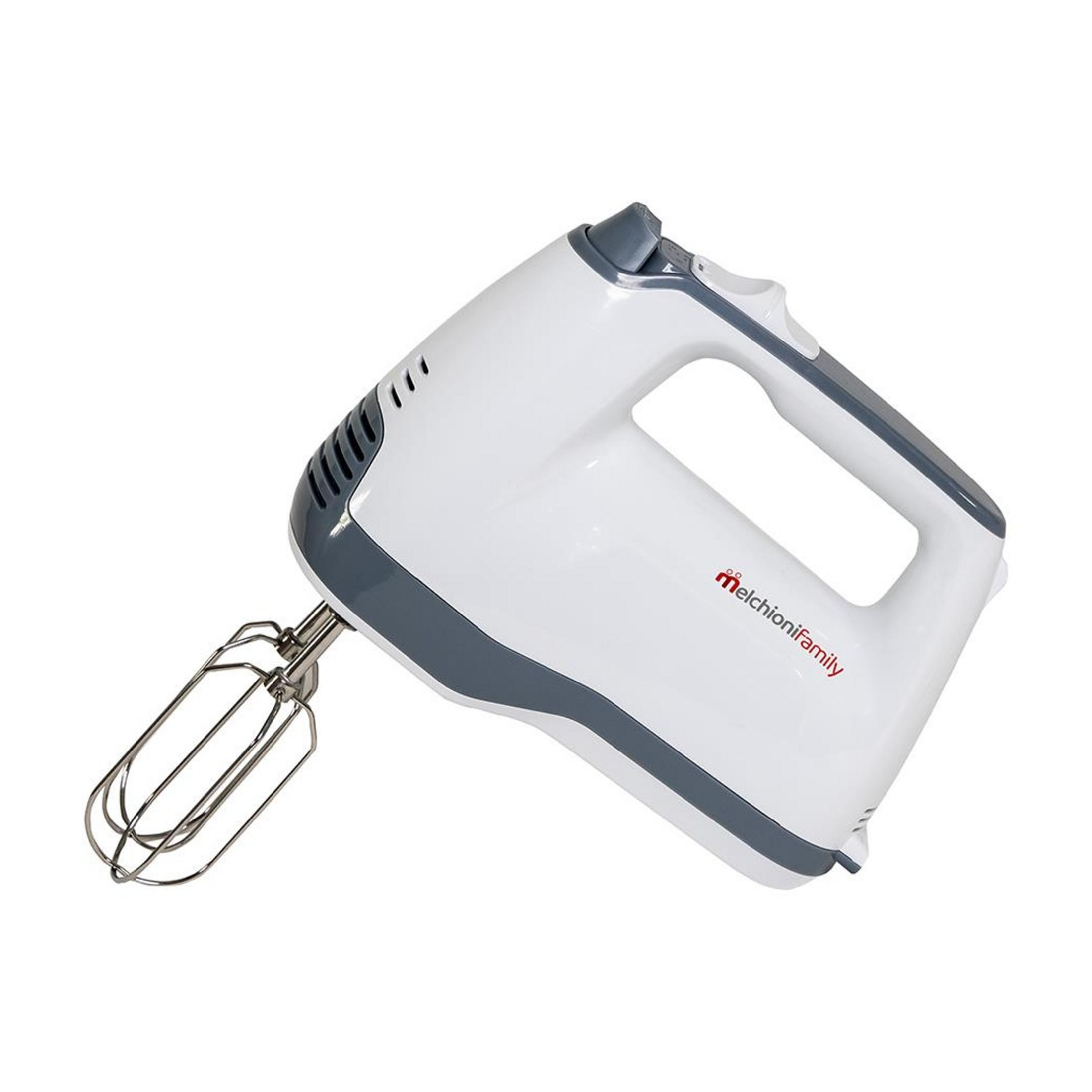 Ein weißer Handmixer mit grauen Akzenten und Metall-Schneebesen.
