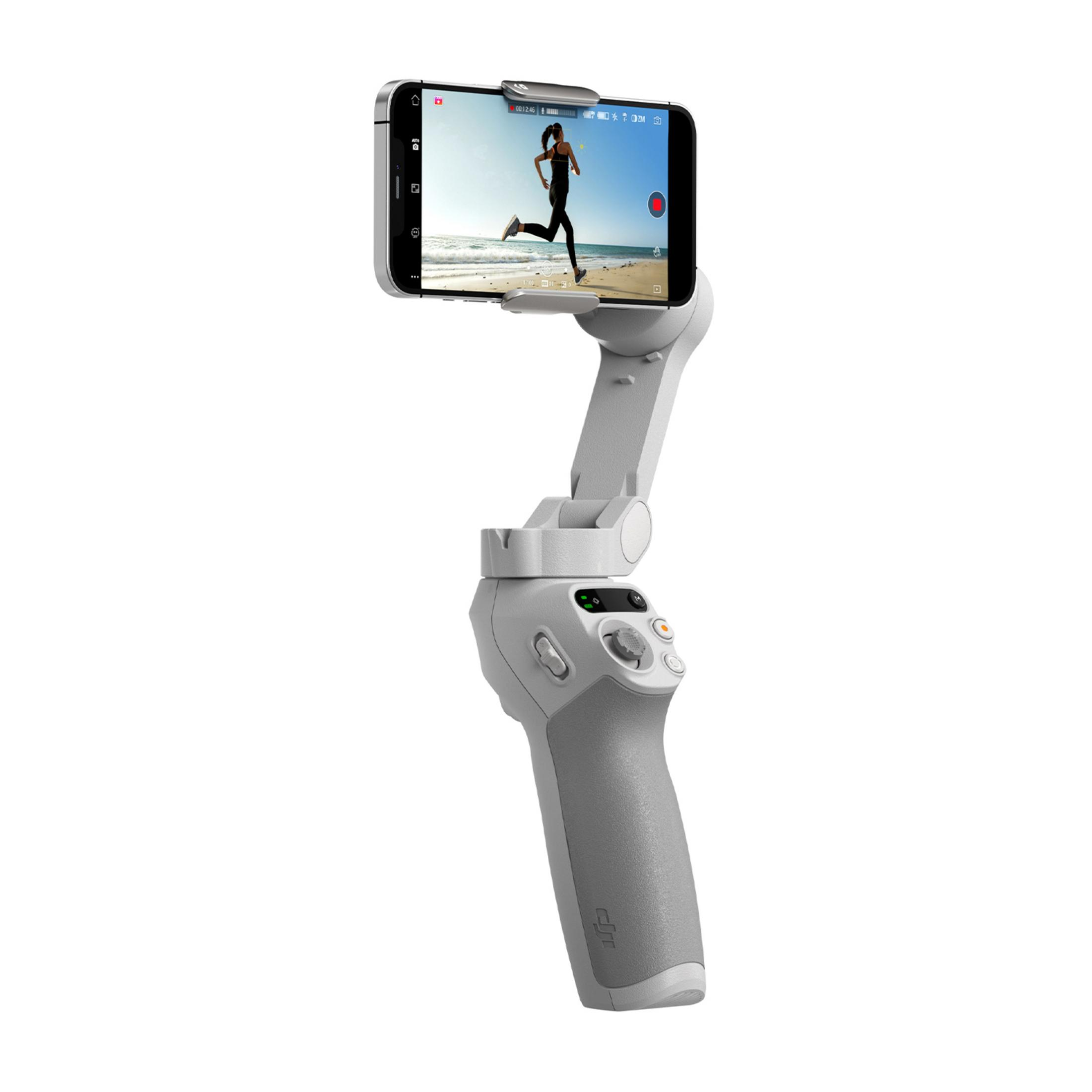 Ekranda plajda koşan bir kadının görüntülendiği akıllı telefon gimbalı.
