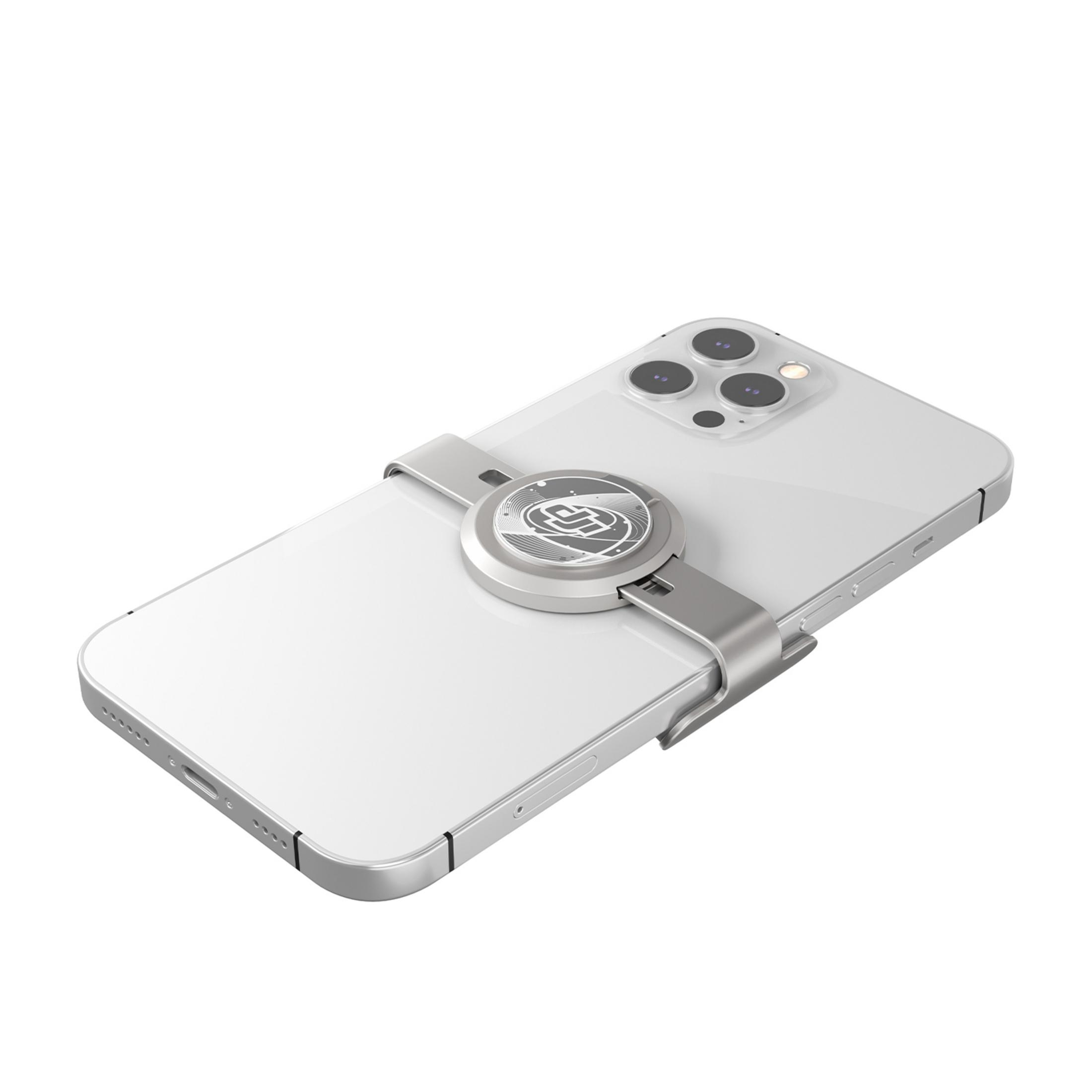 Arkasına yuvarlak bir tutturucu takılmış gümüş renkli akıllı telefon.