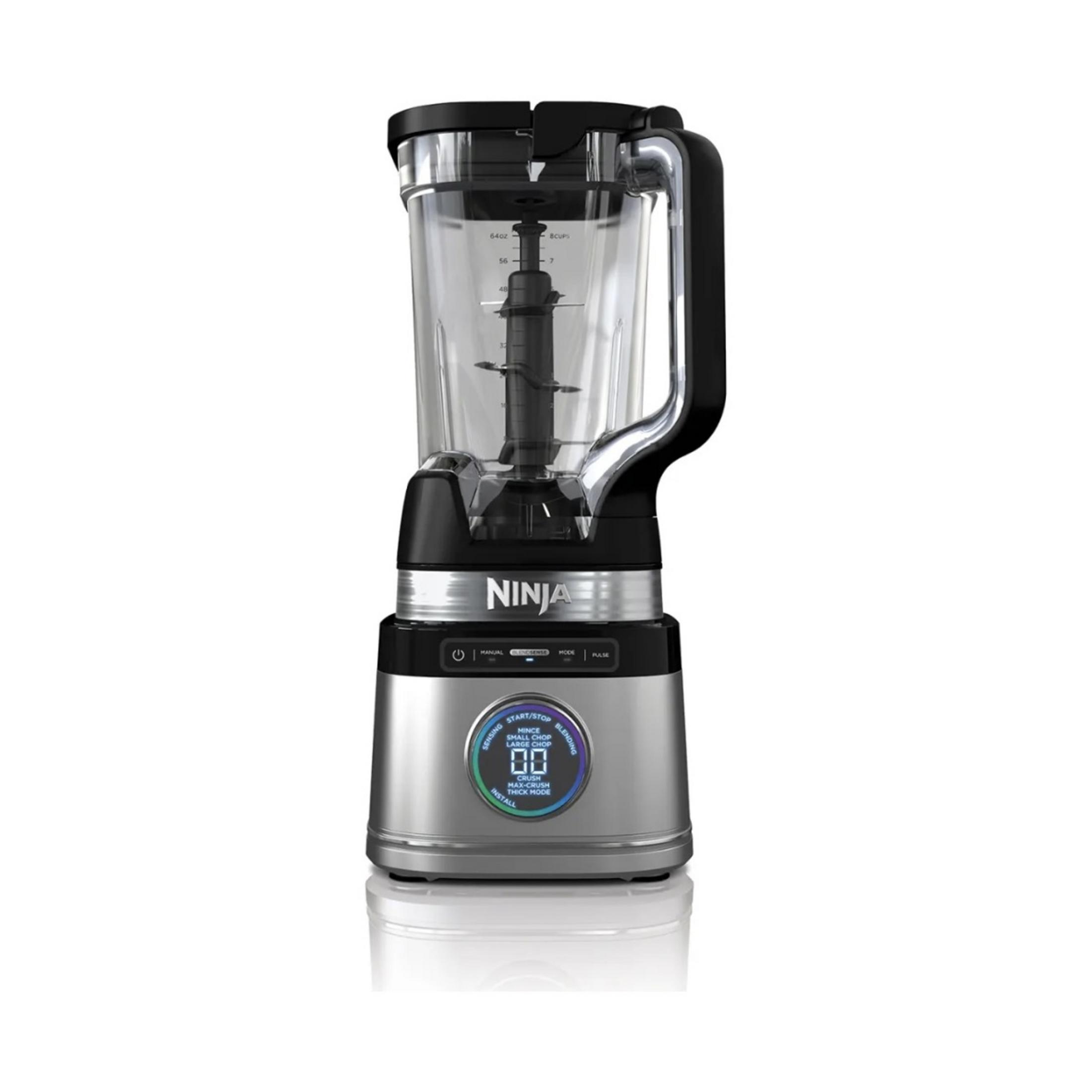 Blender Ninja z srebrną podstawą, czarną rączką i szklanym dzbankiem.