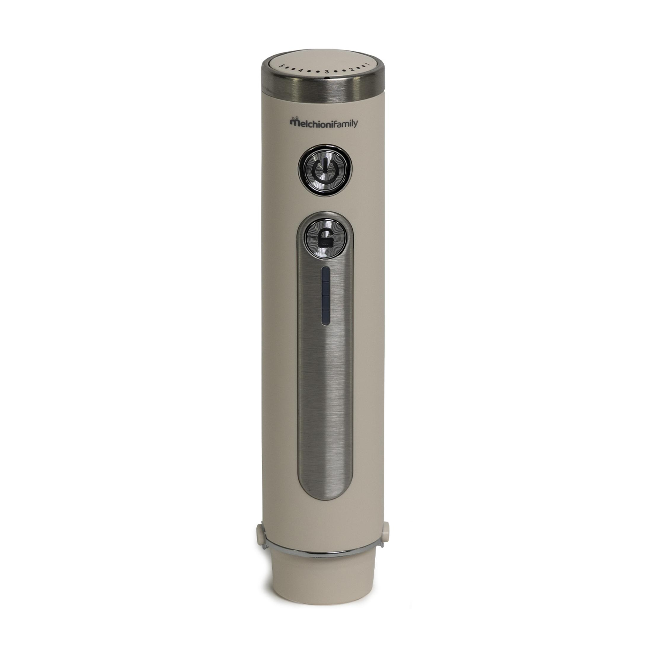 Un frullatore a immersione beige con accenti e controlli argentati.
