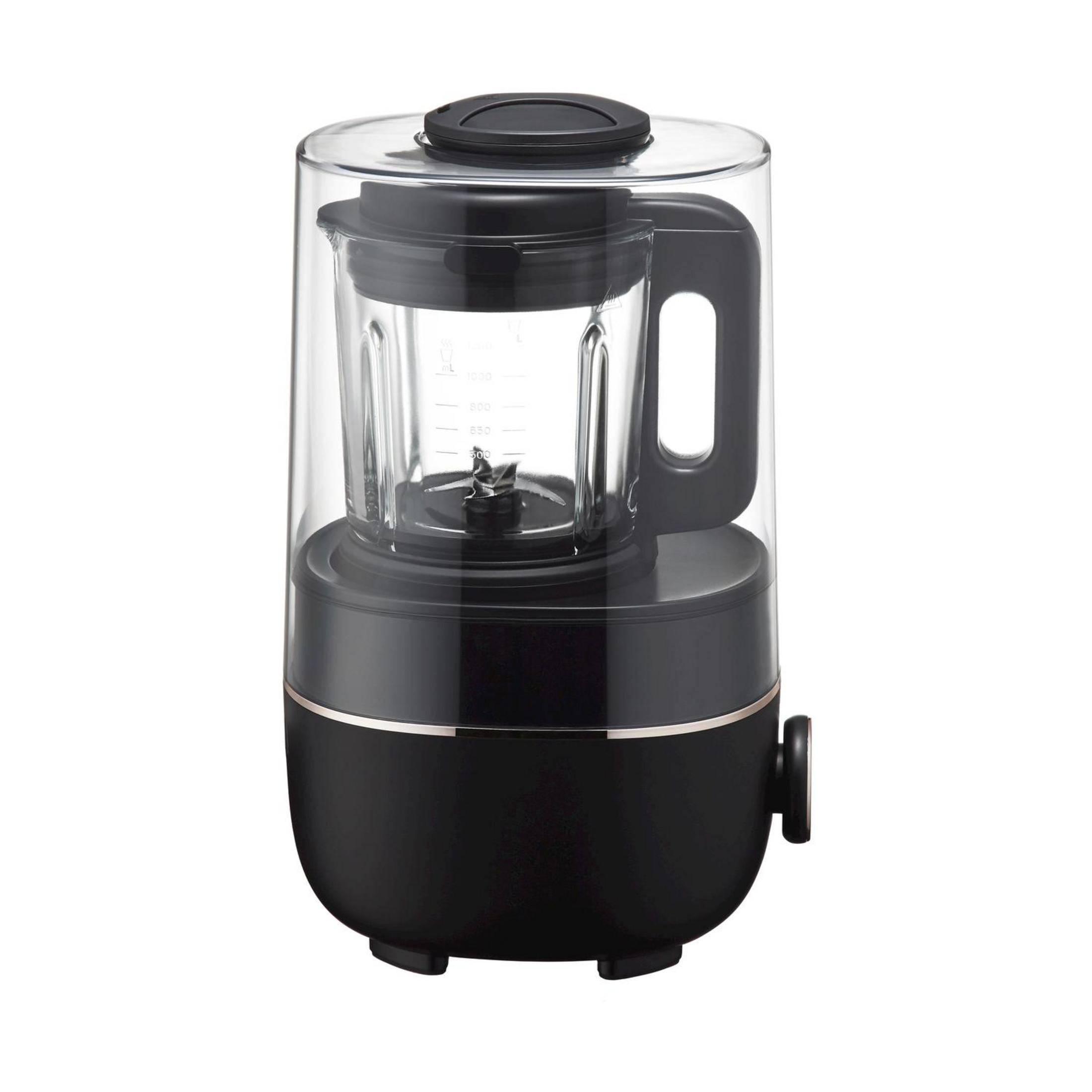 Ein schwarzer Standmixer mit transparentem Krug und Messskala auf weißem Hintergrund.