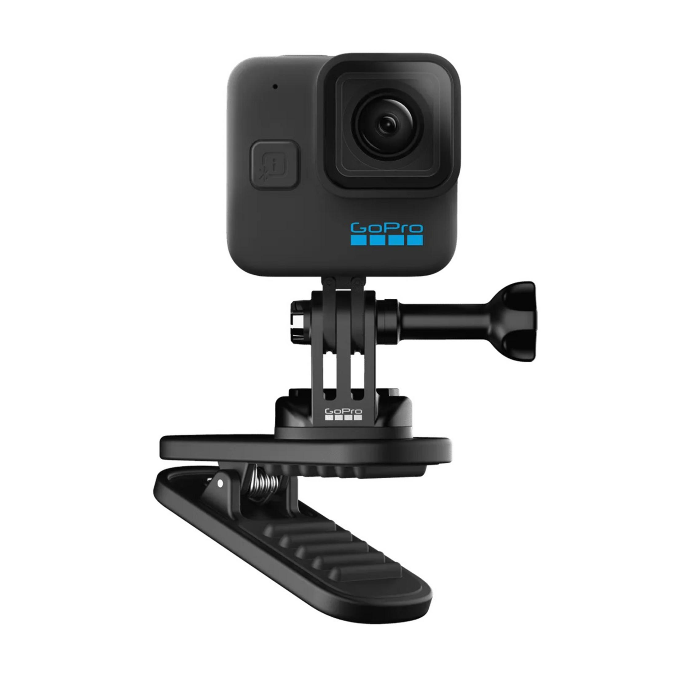 Czarna kamera GoPro z klipsem montażowym i akcesoriami na białym tle.