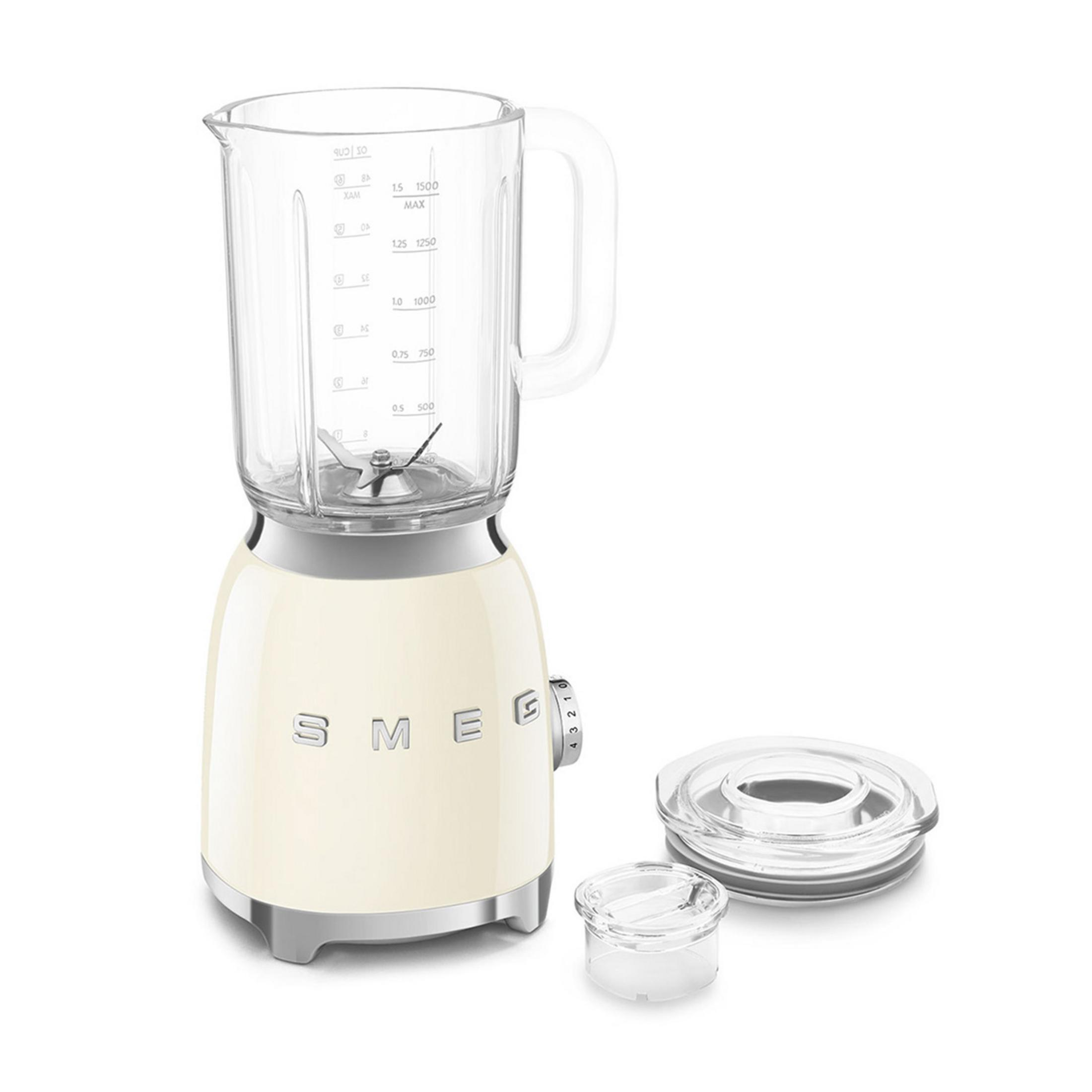 Kremowy blender SMEG ze szklanym dzbankiem, pokrywką i miarką na białym tle.