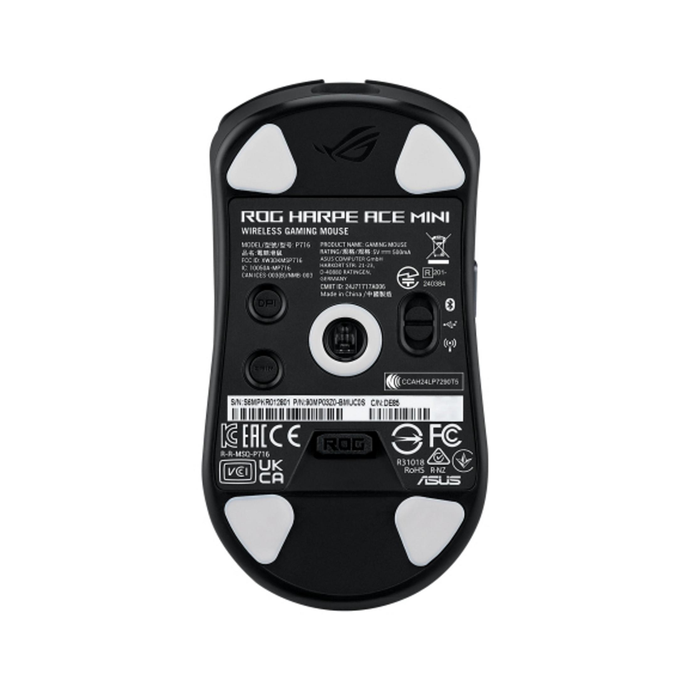 Spód czarnej myszy gamingowej ROG Harpe Ace Mini z etykietami.