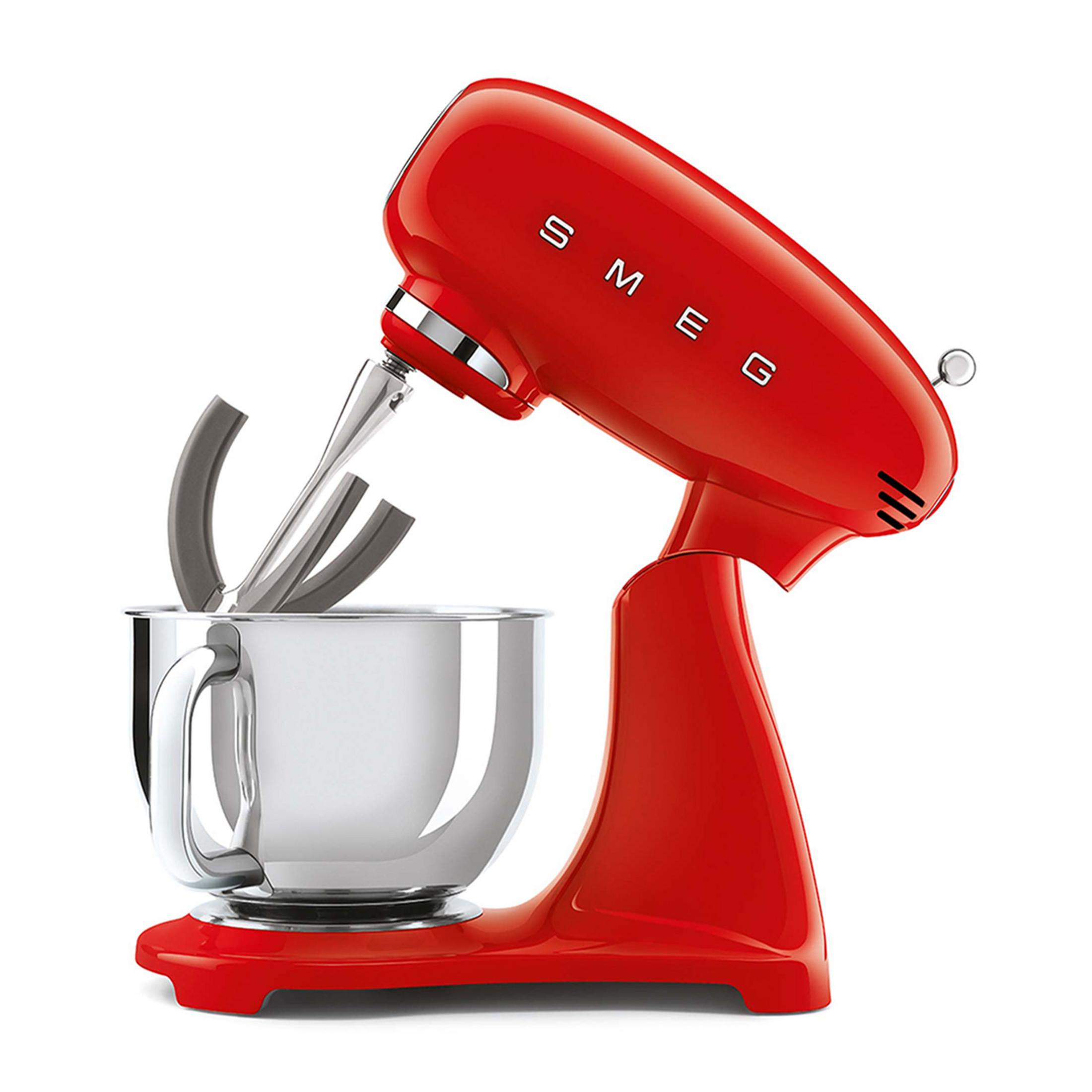 Ein roter Smeg-Standmixer mit silberner Schüssel und Rührbesen.