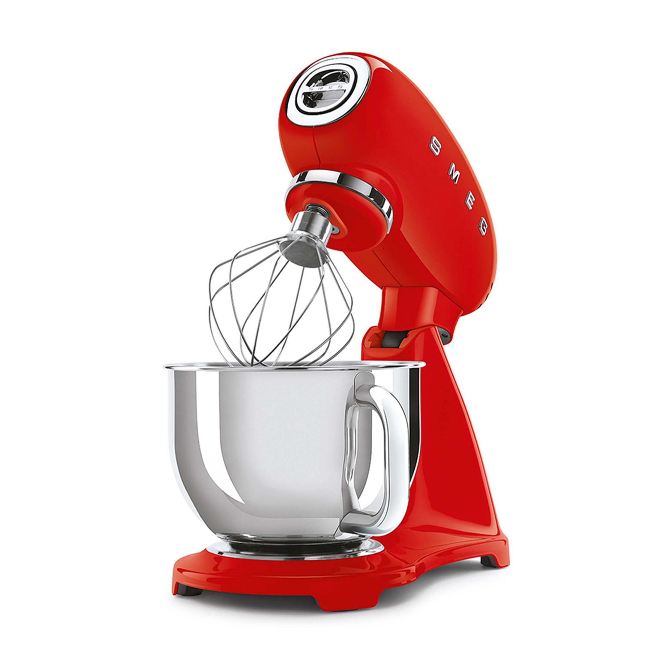 Ein roter Smeg Standmixer mit silberner Schüssel und Schneebesen.