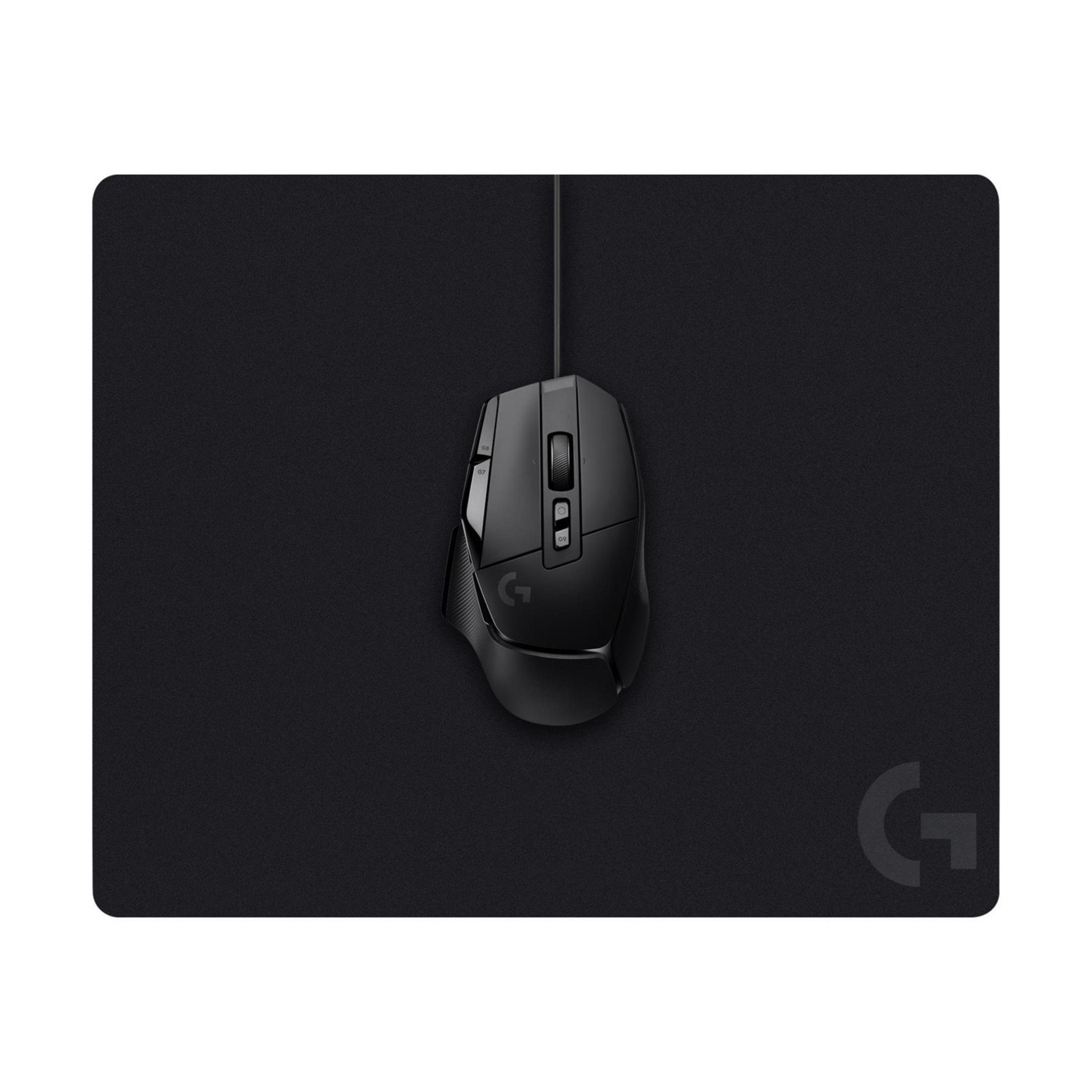 Czarna przewodowa mysz gamingowa na czarnej podkładce z logo Logitech.