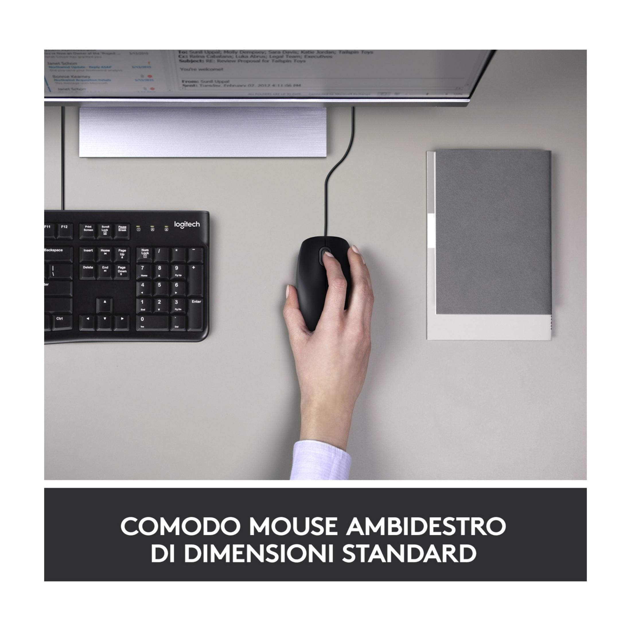 Dłoń używa czarnej myszy Logitech obok klawiatury.