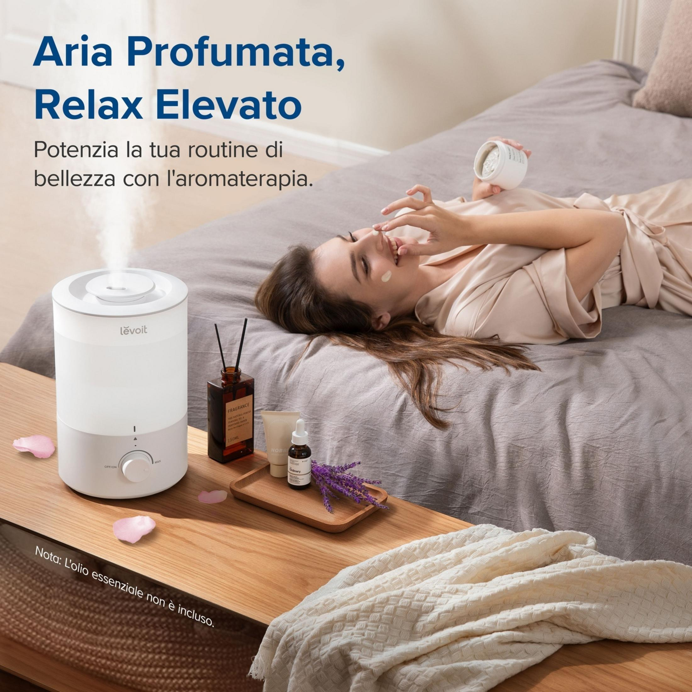 Dywuzor emituje mgiełkę, gdy kobieta nakłada krem. W pobliżu kosmetyki i lawenda.