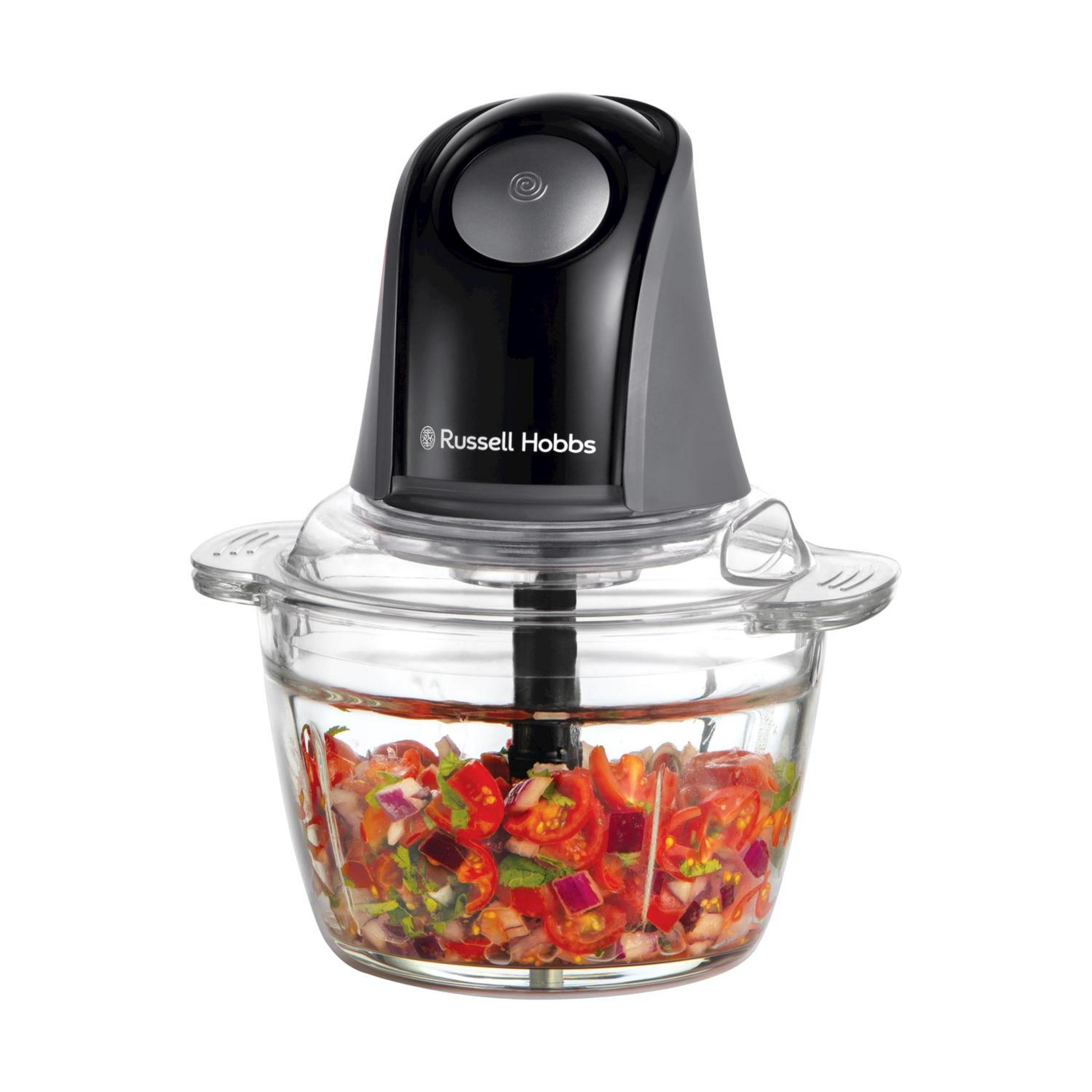 Ein schwarzer Russell Hobbs Zerkleinerer mit Glasbehälter, gefüllt mit gehackten Tomaten und Zwiebeln.